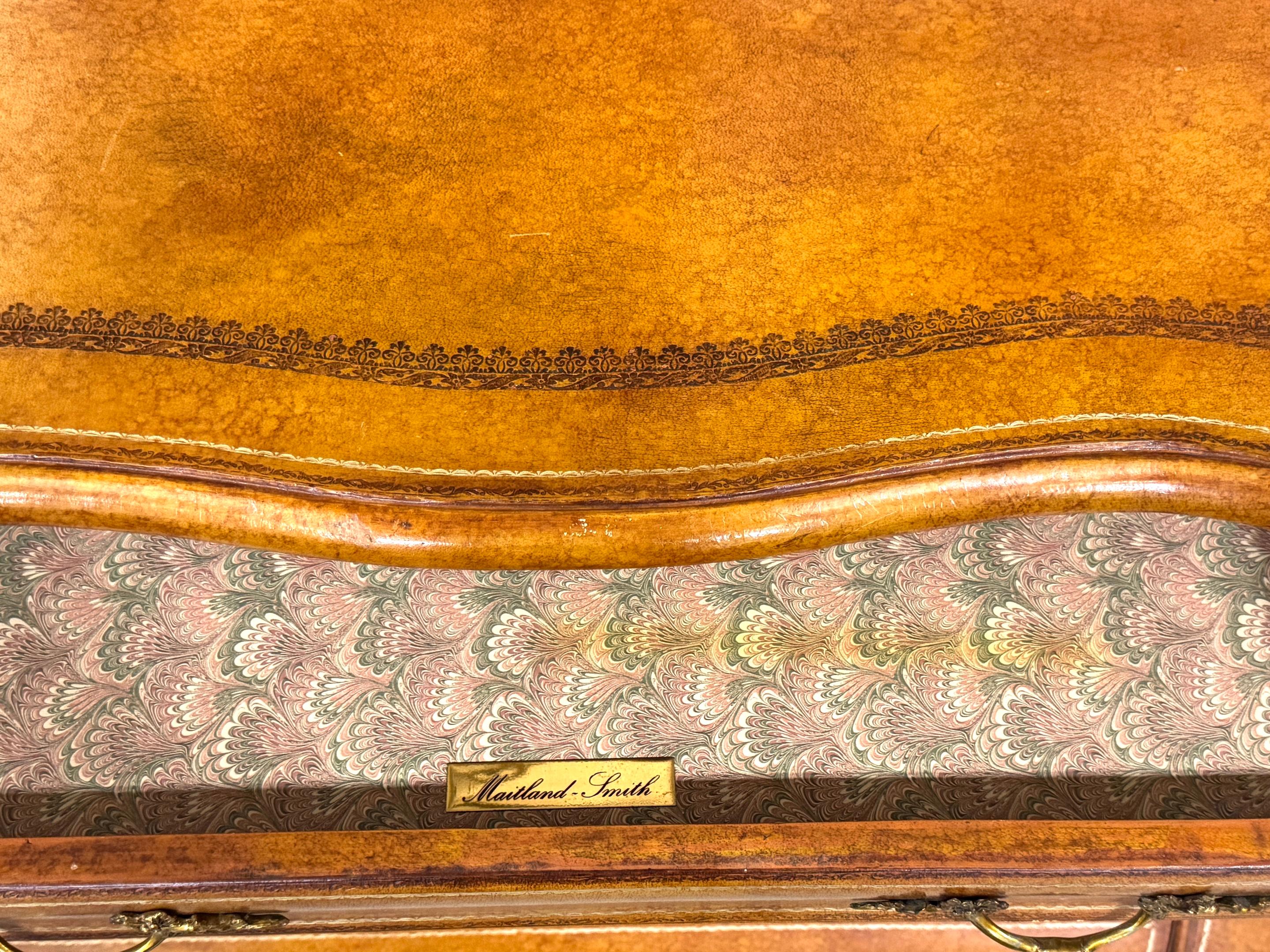 Maravillosa cómoda neoclásica de cuero dorado y estampado de Maitland Smith Latón en venta