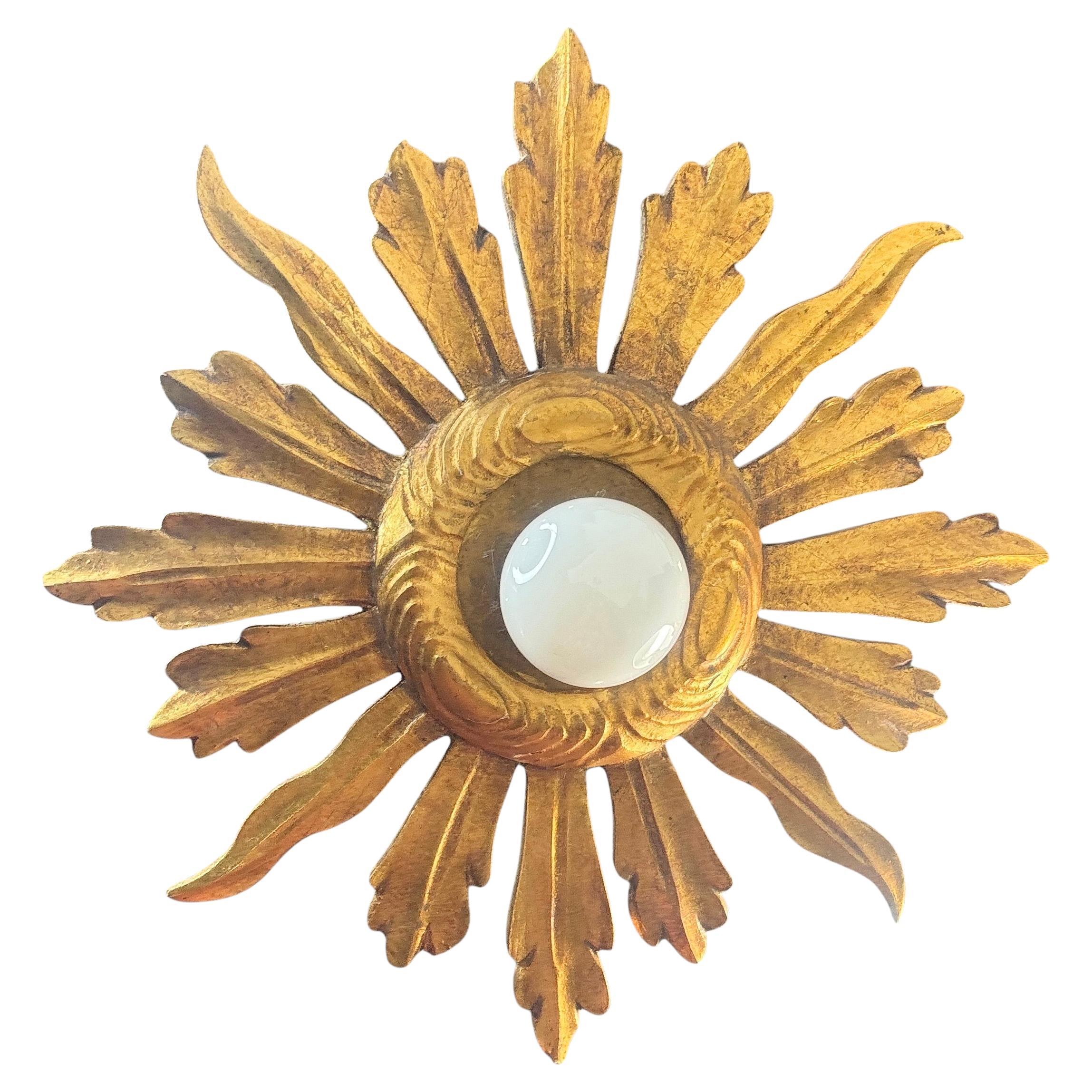 Magnifique encastrement en bois doré fait à la main. Fabriqué en Allemagne par un ouvrier du bois. Superbe encastrement en forme d'étoile ensoleillée avec une seule lumière. Le luminaire nécessite 0 ampoule européenne E14 / 110 Volt Candelabra,