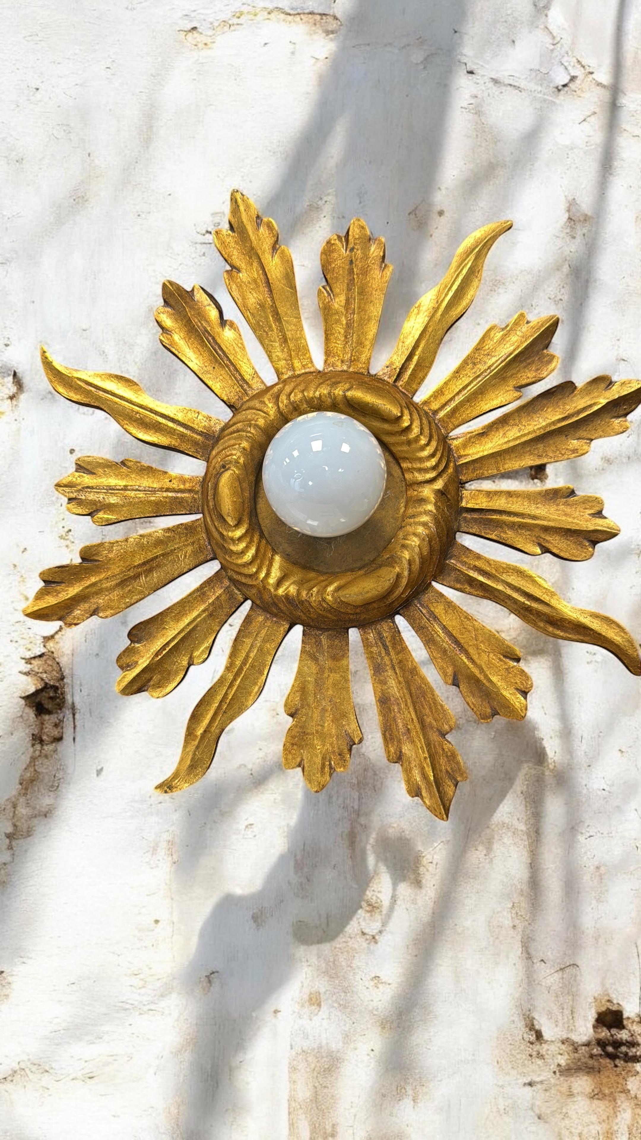 Hollywood Regency Superbe applique ou plafonnier encastré en bois doré à étoiles en forme de soleil Lights en vente