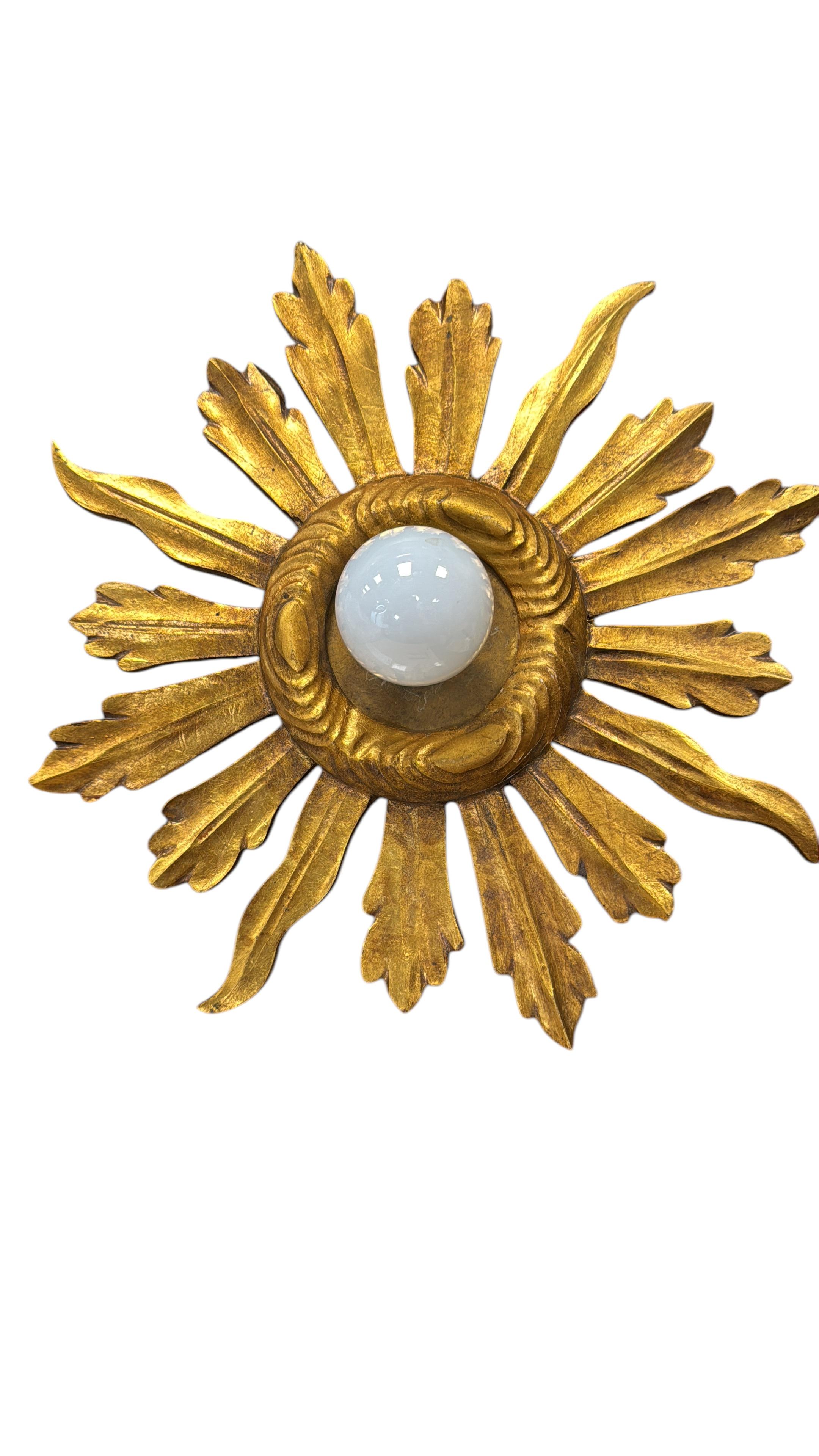 Allemand Superbe applique ou plafonnier encastré en bois doré à étoiles en forme de soleil Lights en vente