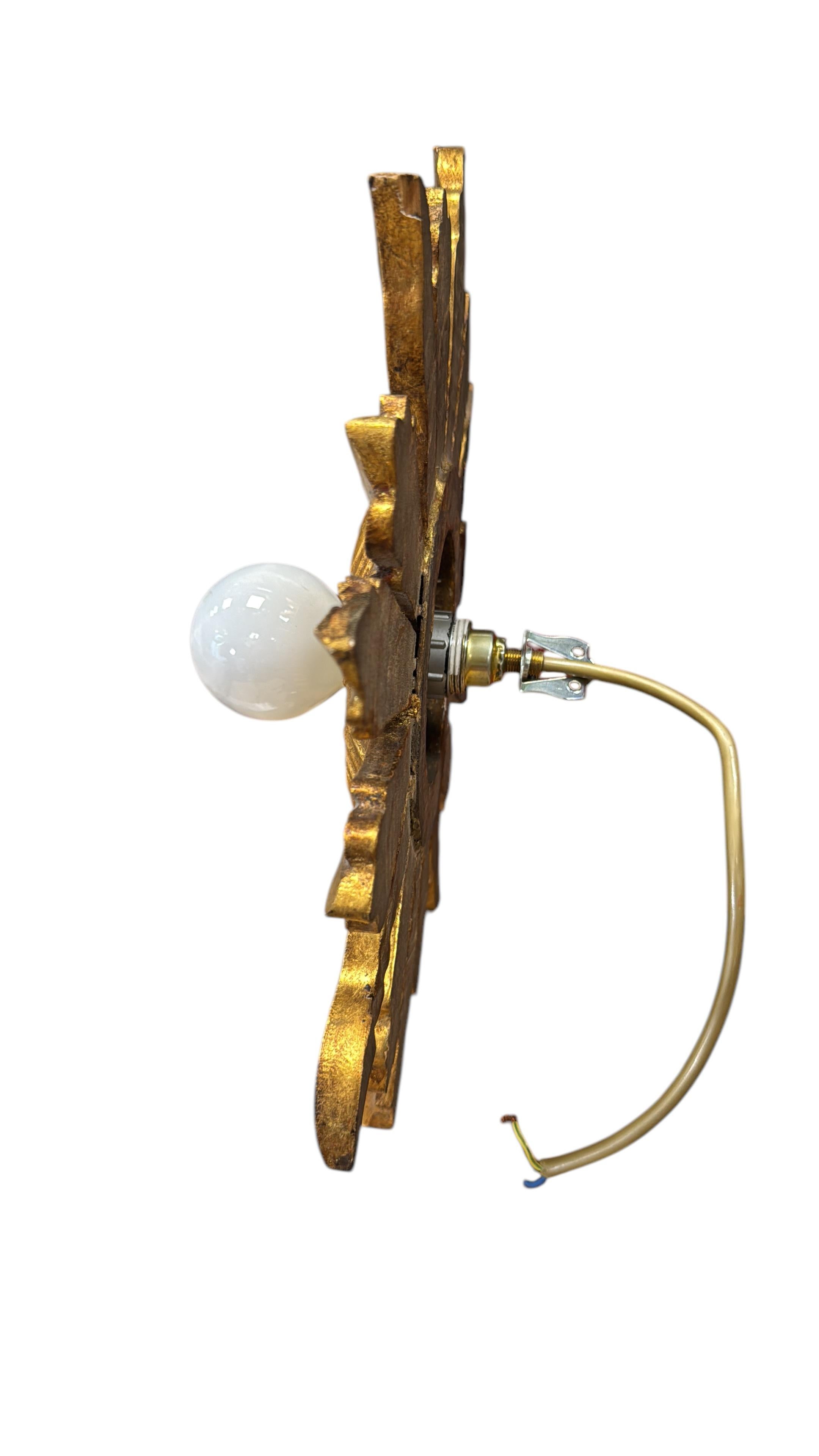 Sculpté à la main Superbe applique ou plafonnier encastré en bois doré à étoiles en forme de soleil Lights en vente