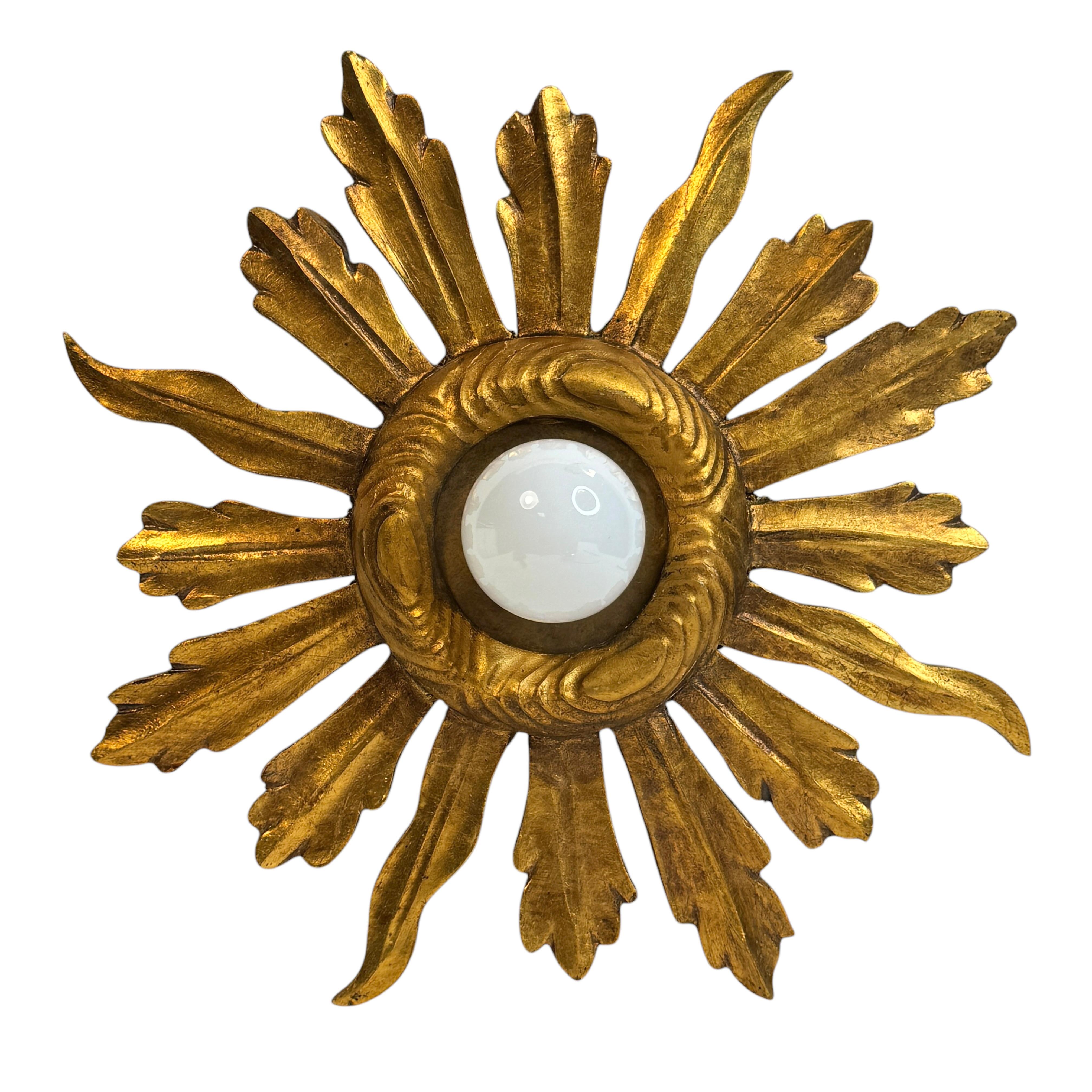 Milieu du XXe siècle Superbe applique ou plafonnier encastré en bois doré à étoiles en forme de soleil Lights en vente