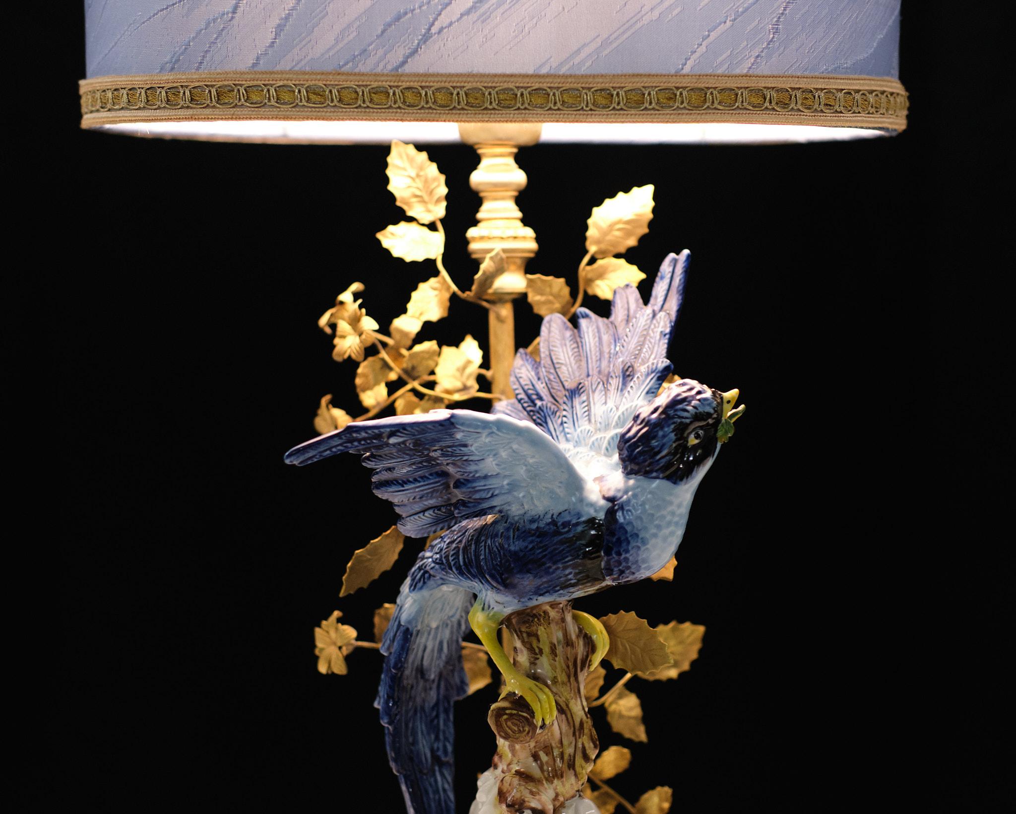 Stunning Giulia Mangani - Italian Tole lamp with exotic Bird - Sèvres  porcelain For Sale 2