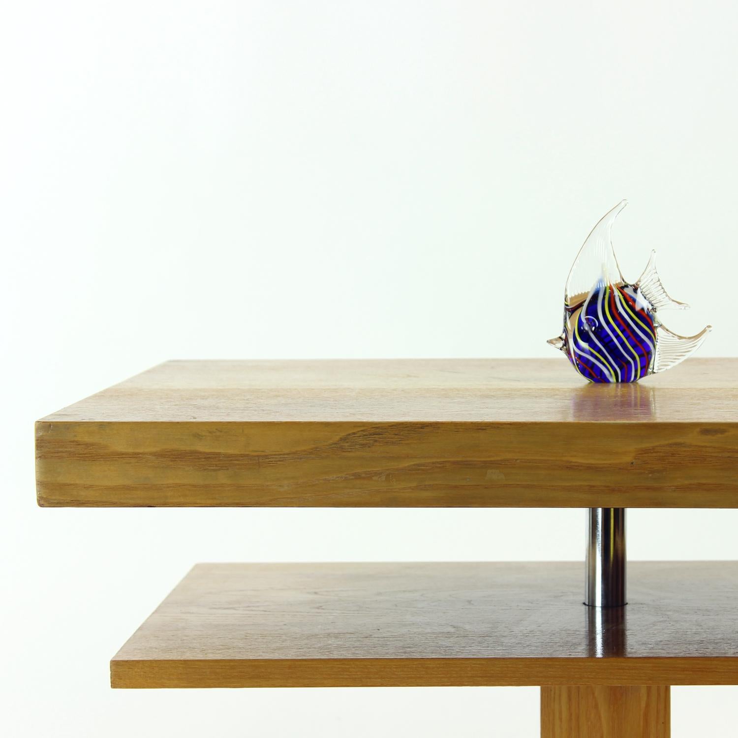 Cette étonnante sculpture en verre représentant un poisson a été fabriquée en Tchécoslovaquie dans les années 1960, une époque dorée pour le verre d'art tchèque. Fabriquée en verre cristallin infusé d'un vibrant arc-en-ciel de couleurs internes, la