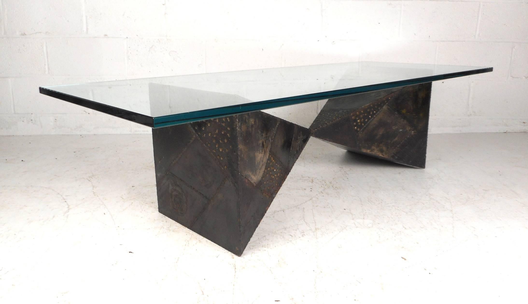 This wonderful Mid-Century Modern coffee table features a beautifully patinated metal base with unusual welded detail. A unique base with two pyramids welded together creating an extremely sturdy foundation for the incredibly thick glass top. This