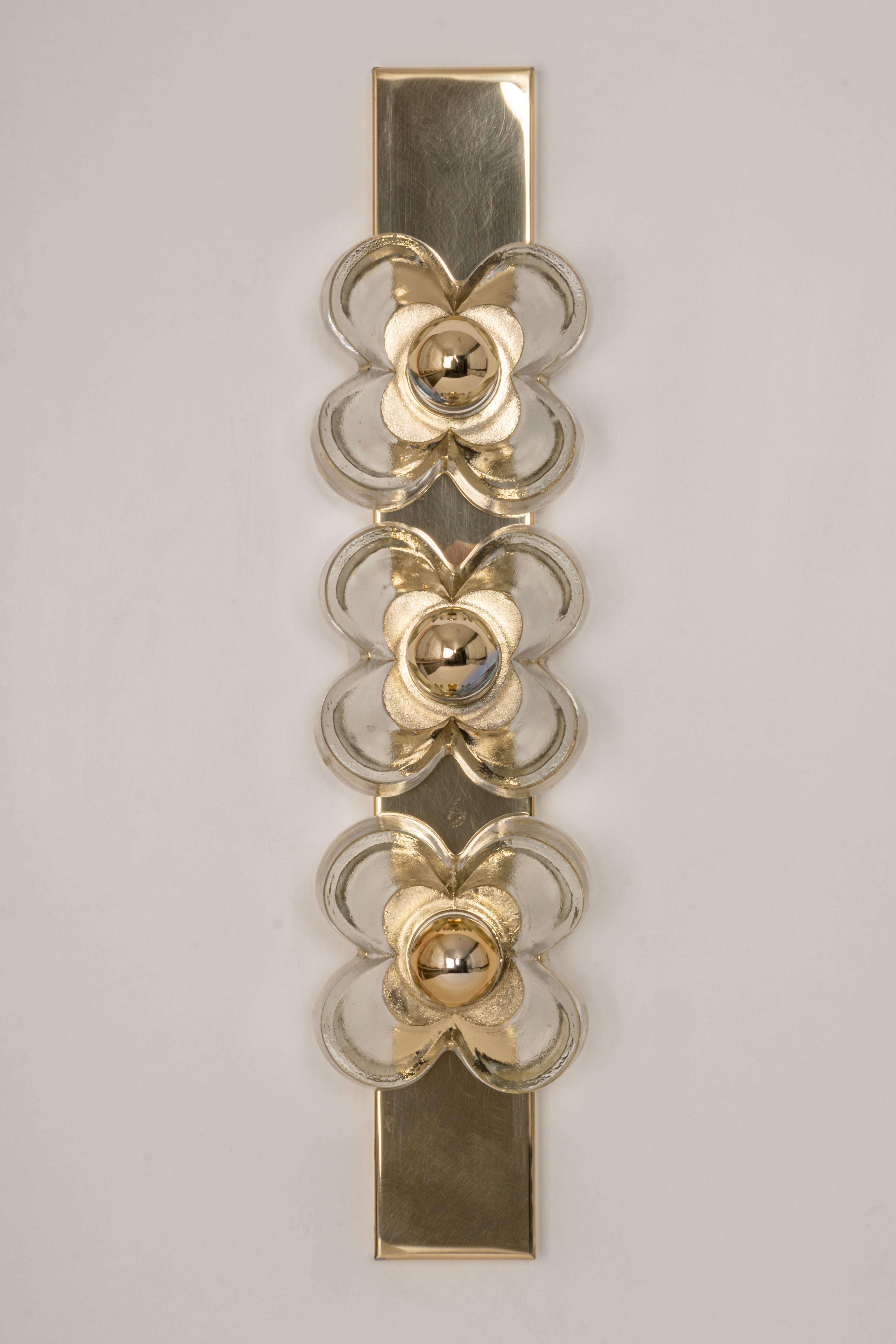 1 von 3 fantastischen Wandleuchten aus der Mitte des Jahrhunderts von Sische, Deutschland, hergestellt ca. 1970-1979. 
Hochwertig und in sehr gutem Zustand. Gereinigt, gut verkabelt und einsatzbereit. 

Die Leuchte benötigt 3 kleine E14-Glühbirnen