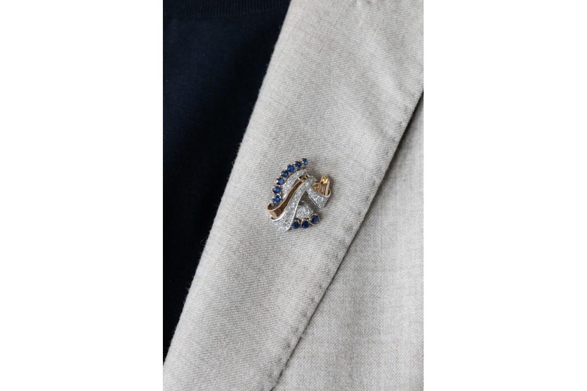 Brilliant Cut Stunning gold brooch with sapphires and diamonds. For Sale