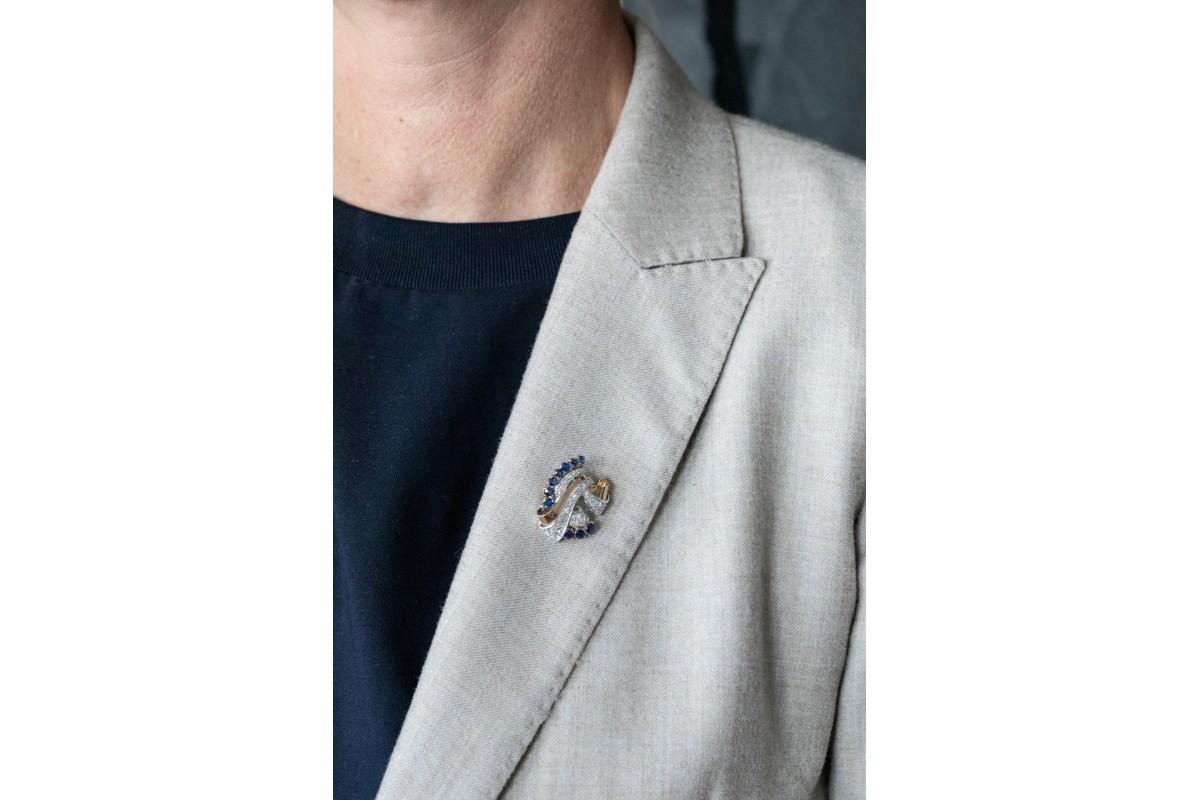 Stunning gold brooch with sapphires and diamonds. In Good Condition For Sale In Chorzów, PL