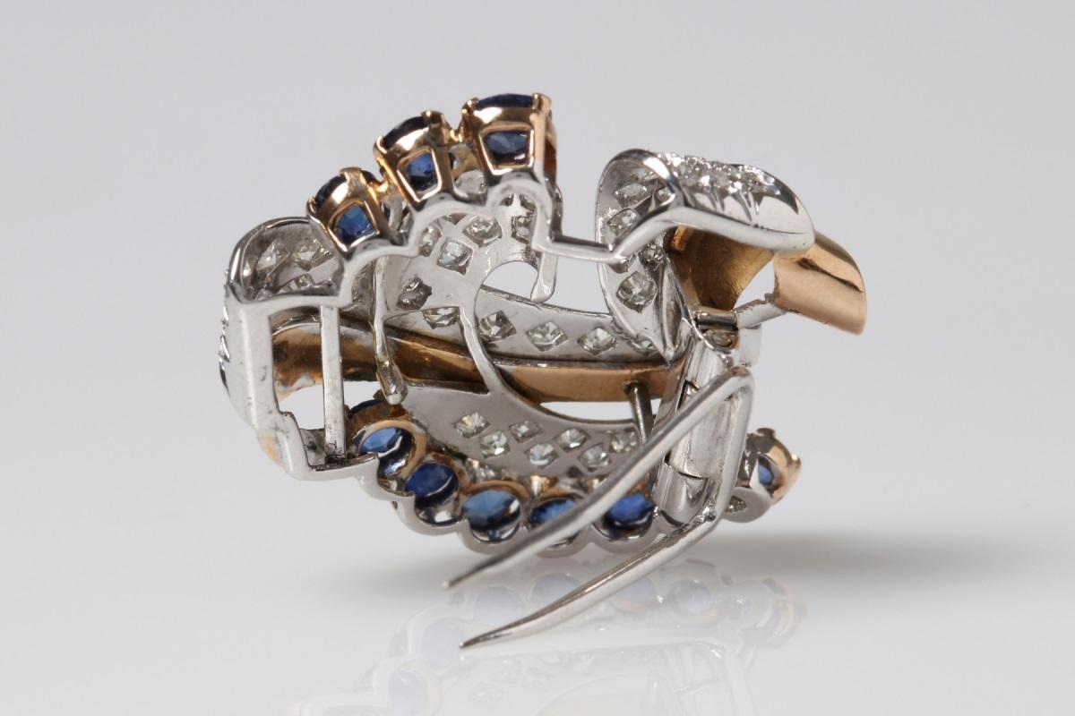 Women's or Men's Stunning gold brooch with sapphires and diamonds. For Sale