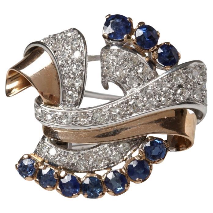 Stunning gold brooch with sapphires and diamonds. For Sale