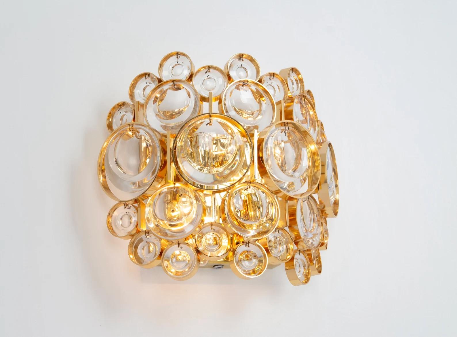 Impresionante aplique de pared dorado, fabricado por Palwa, Alemania, hacia 1960-1969. Gafas de cristal sobre montura de latón dorado. Lo mejor de los años 60 en Alemania. Alta calidad y en muy buen estado. Limpio, bien cableado y listo para usar.