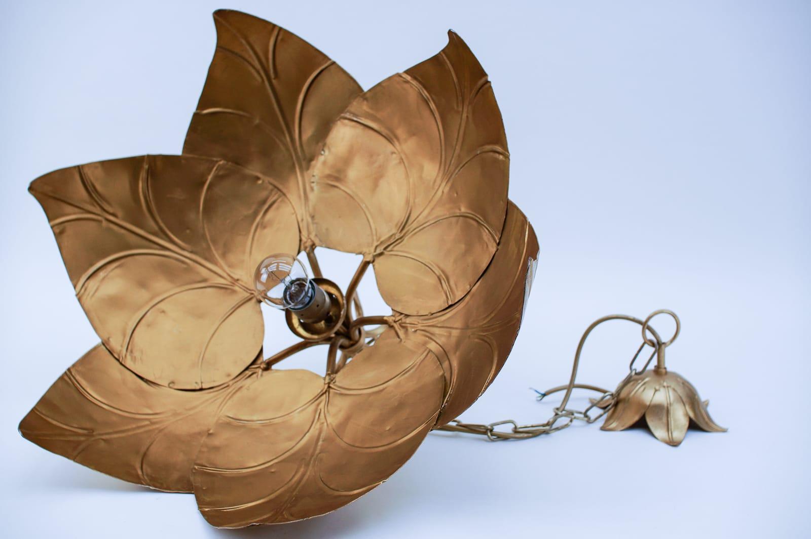 Splendida lampada a sospensione a foglie di metallo dorato in stile Hollywood Regency di Leola 1960 in vendita 4