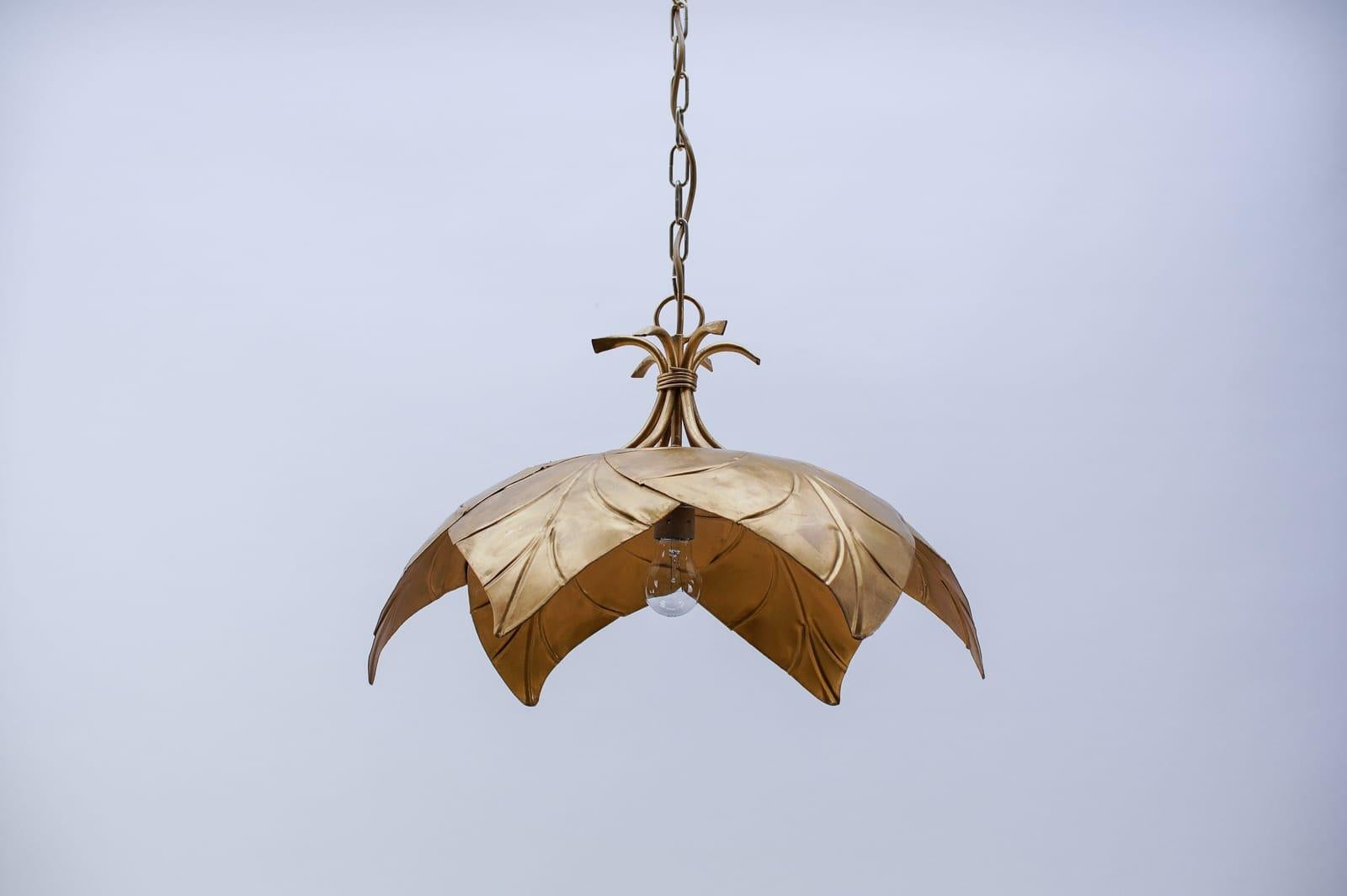 Splendida lampada a sospensione a foglie di metallo dorato in stile Hollywood Regency di Leola 1960 in vendita 5
