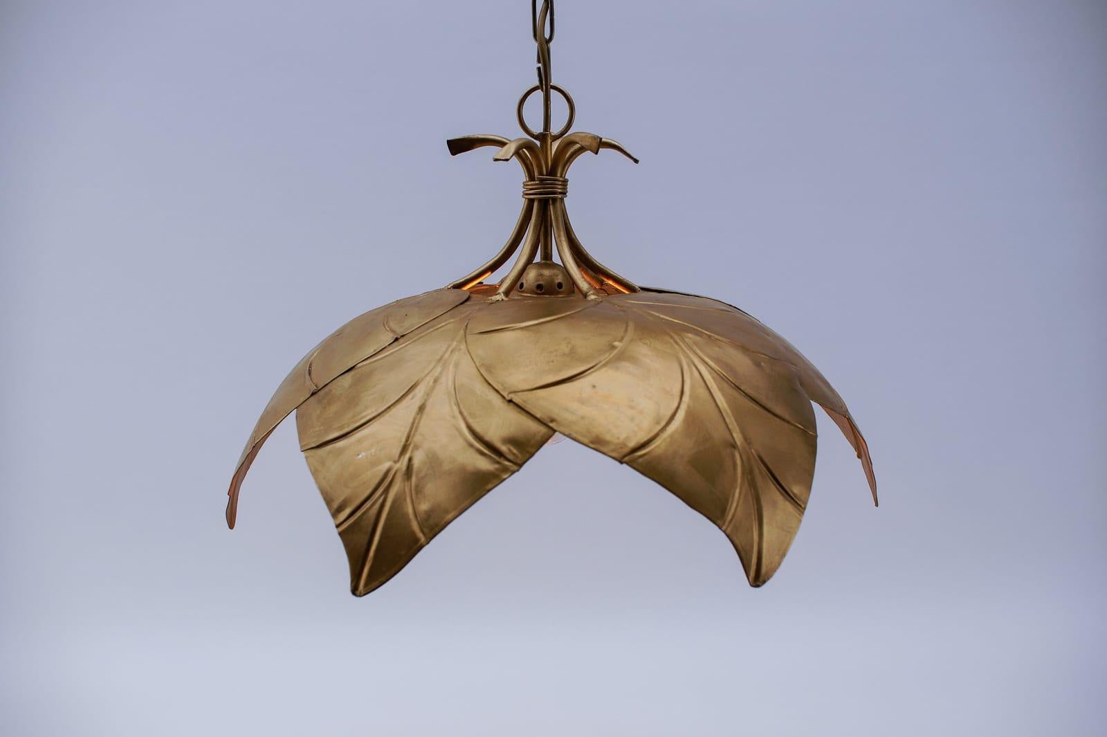 Splendida lampada a sospensione a foglie di metallo dorato in stile Hollywood Regency di Leola 1960 in vendita 6