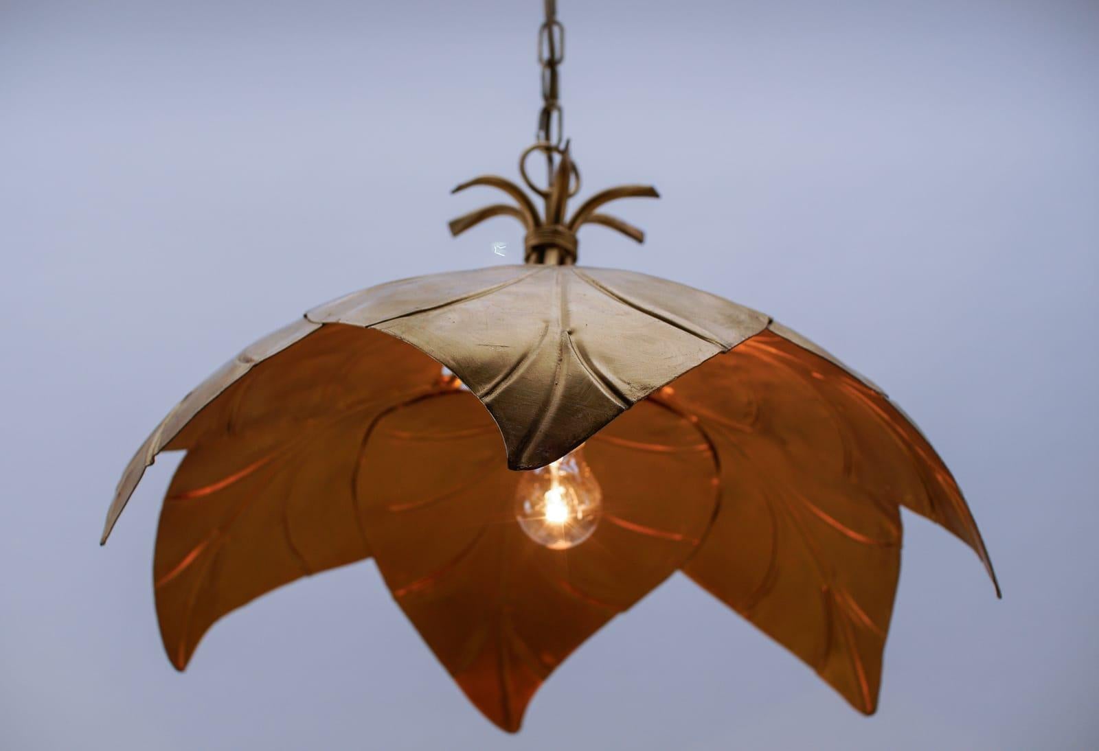 Splendida lampada a sospensione a foglie di metallo dorato in stile Hollywood Regency di Leola 1960 in vendita 7