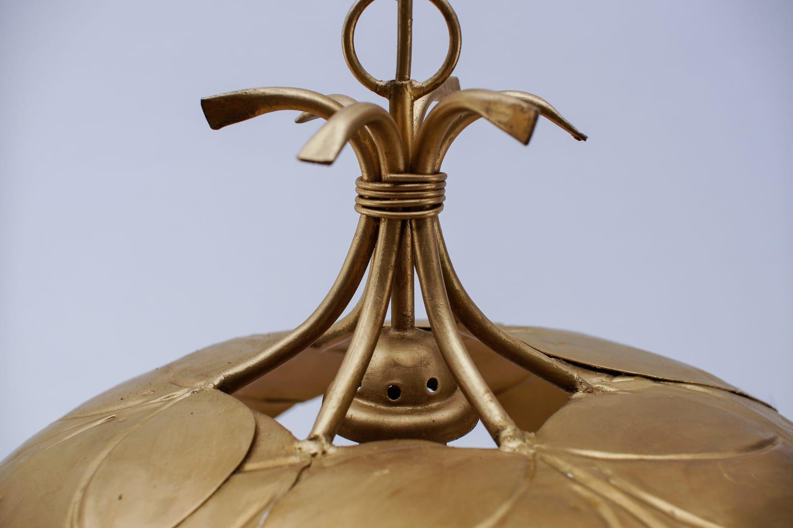 Splendida lampada a sospensione a foglie di metallo dorato in stile Hollywood Regency di Leola 1960 in vendita 8