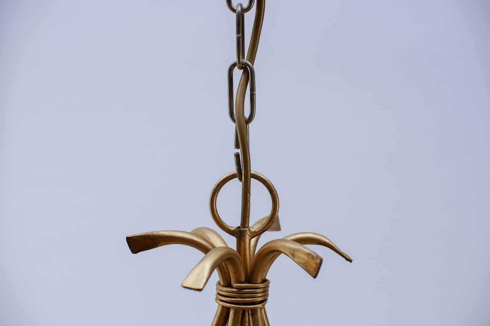Splendida lampada a sospensione a foglie di metallo dorato in stile Hollywood Regency di Leola 1960 in vendita 9