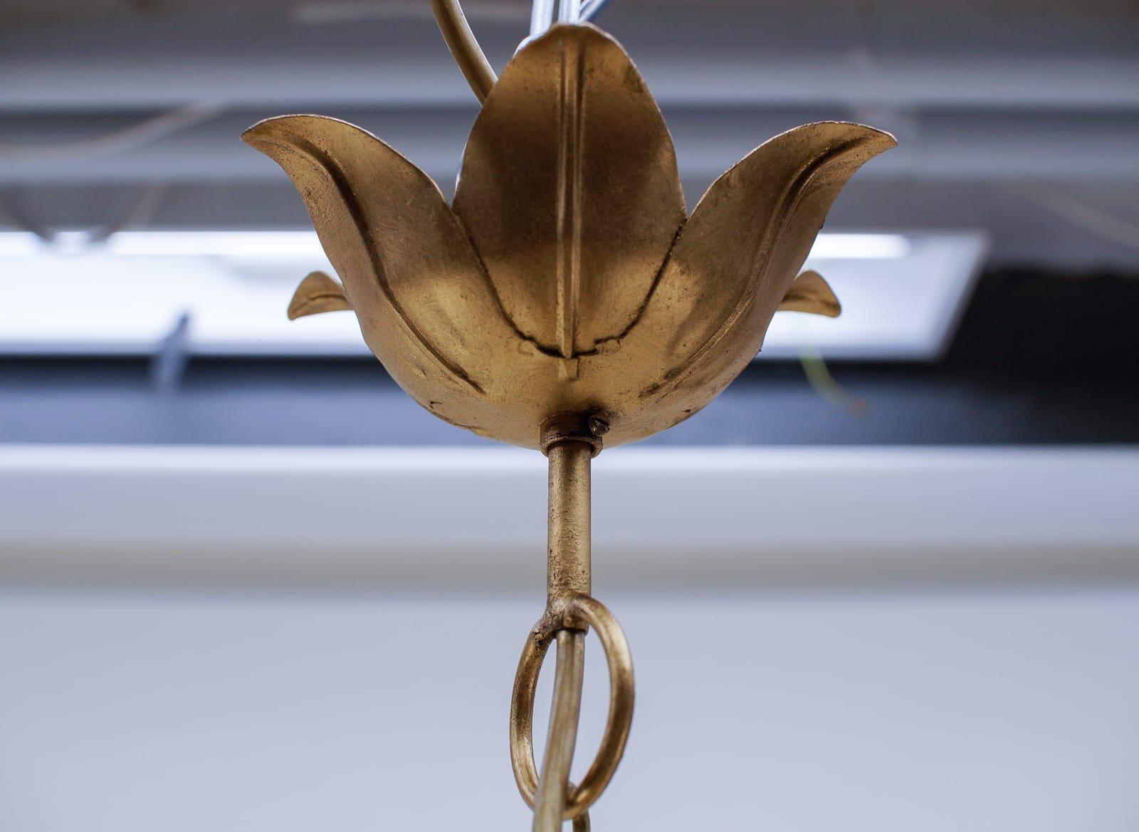 Splendida lampada a sospensione a foglie di metallo dorato in stile Hollywood Regency di Leola 1960 in vendita 10