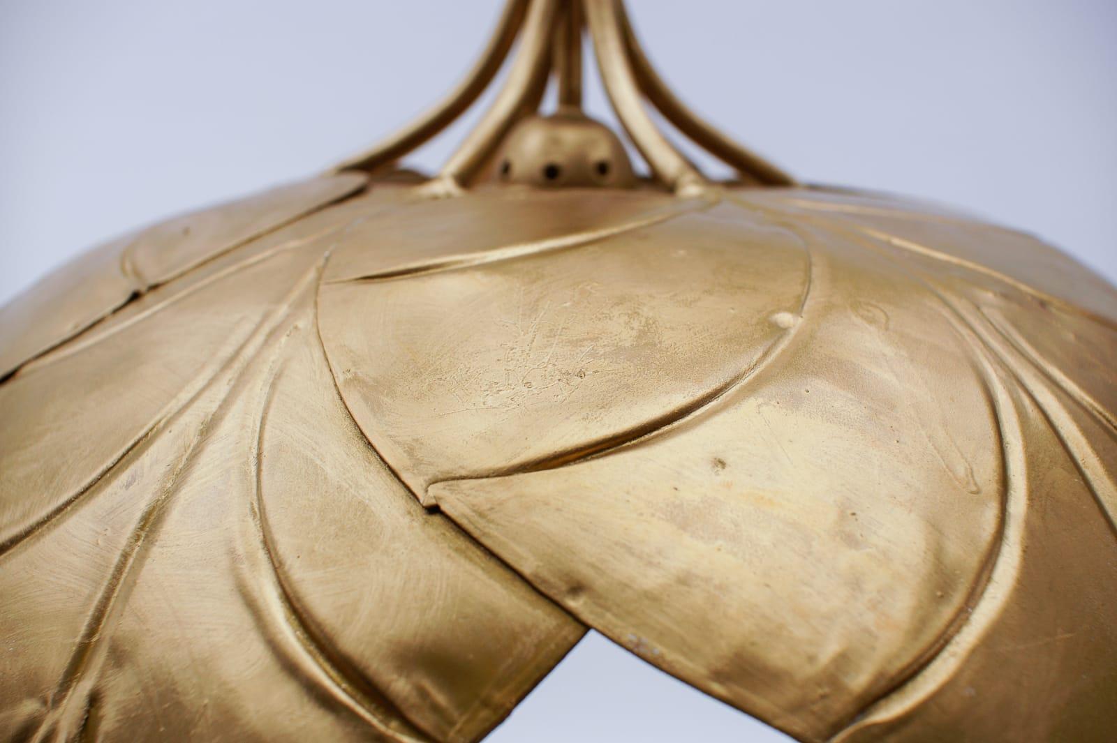 Splendida lampada a sospensione a foglie di metallo dorato in stile Hollywood Regency di Leola 1960 in vendita 11