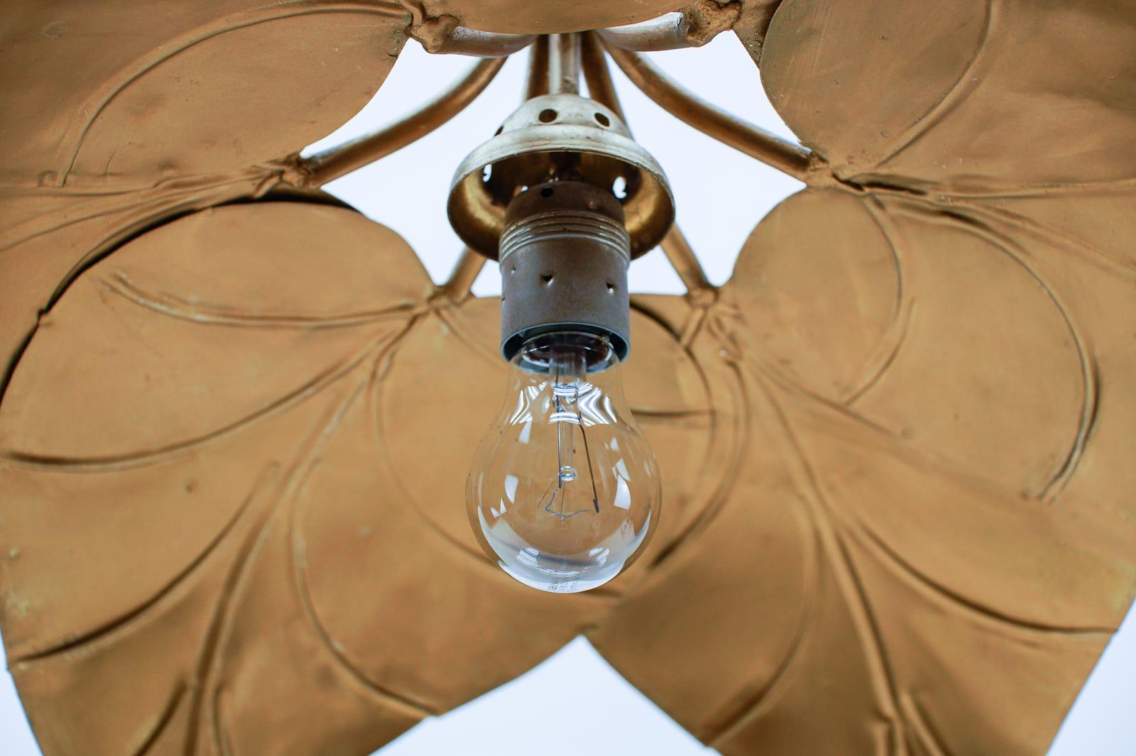 Splendida lampada a sospensione a foglie di metallo dorato in stile Hollywood Regency di Leola 1960 in vendita 12