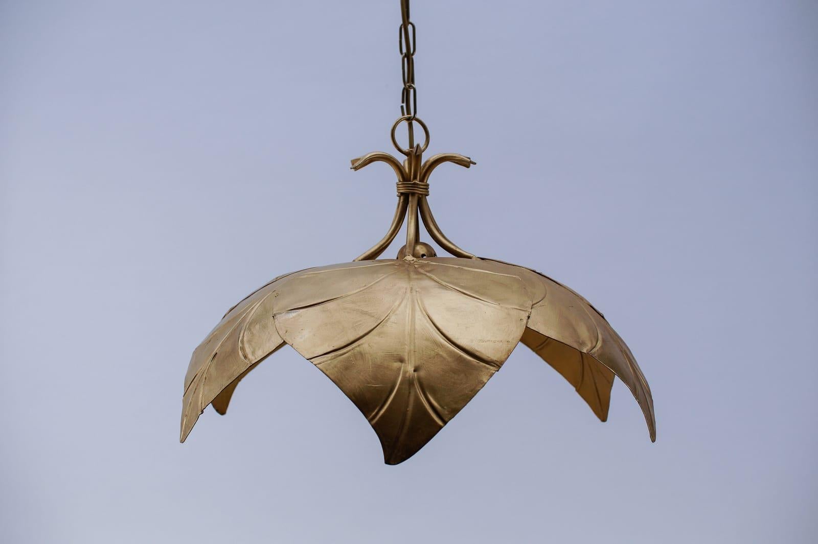 Mid-Century moderno Splendida lampada a sospensione a foglie di metallo dorato in stile Hollywood Regency di Leola 1960 in vendita