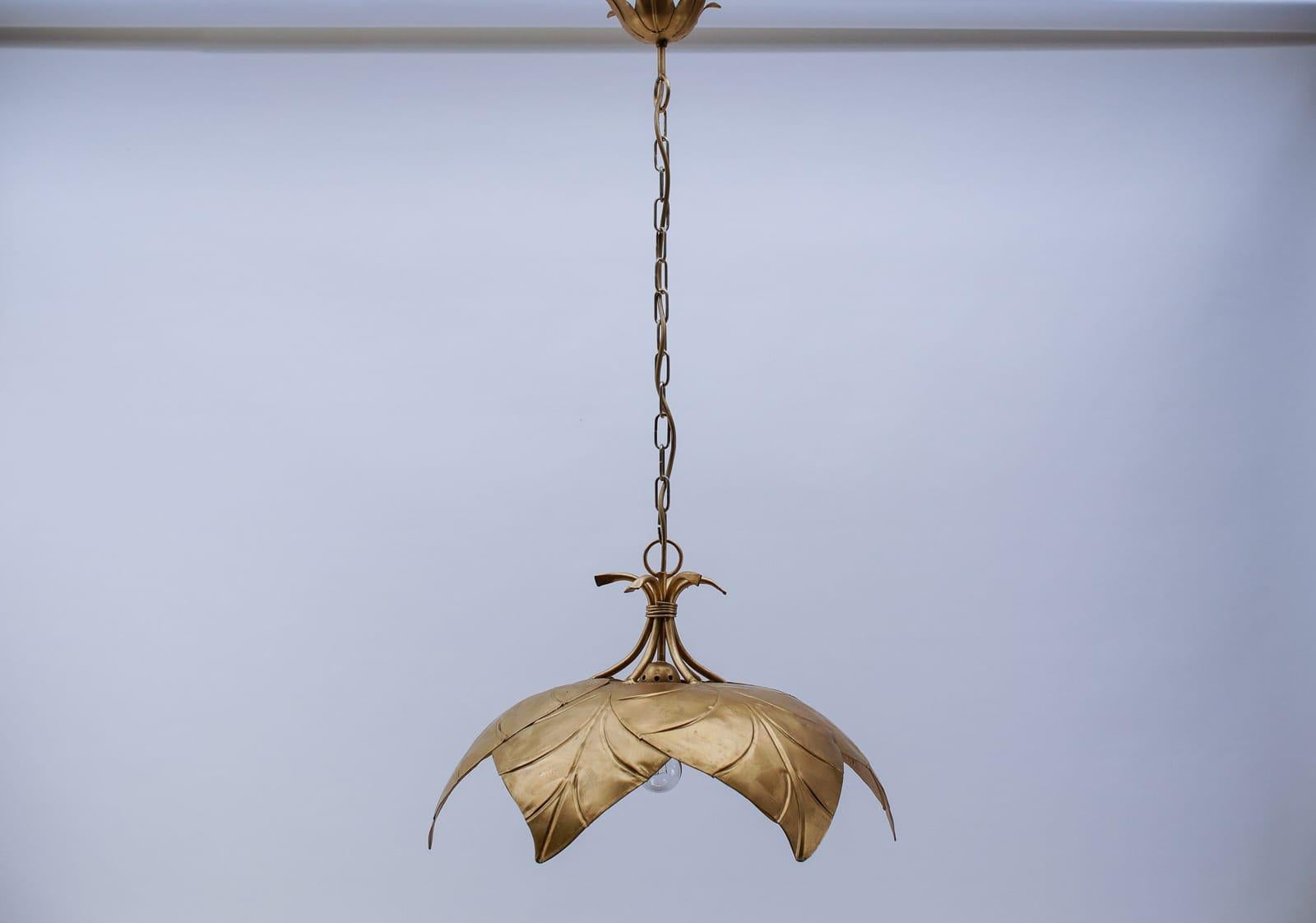 Italiano Splendida lampada a sospensione a foglie di metallo dorato in stile Hollywood Regency di Leola 1960 in vendita