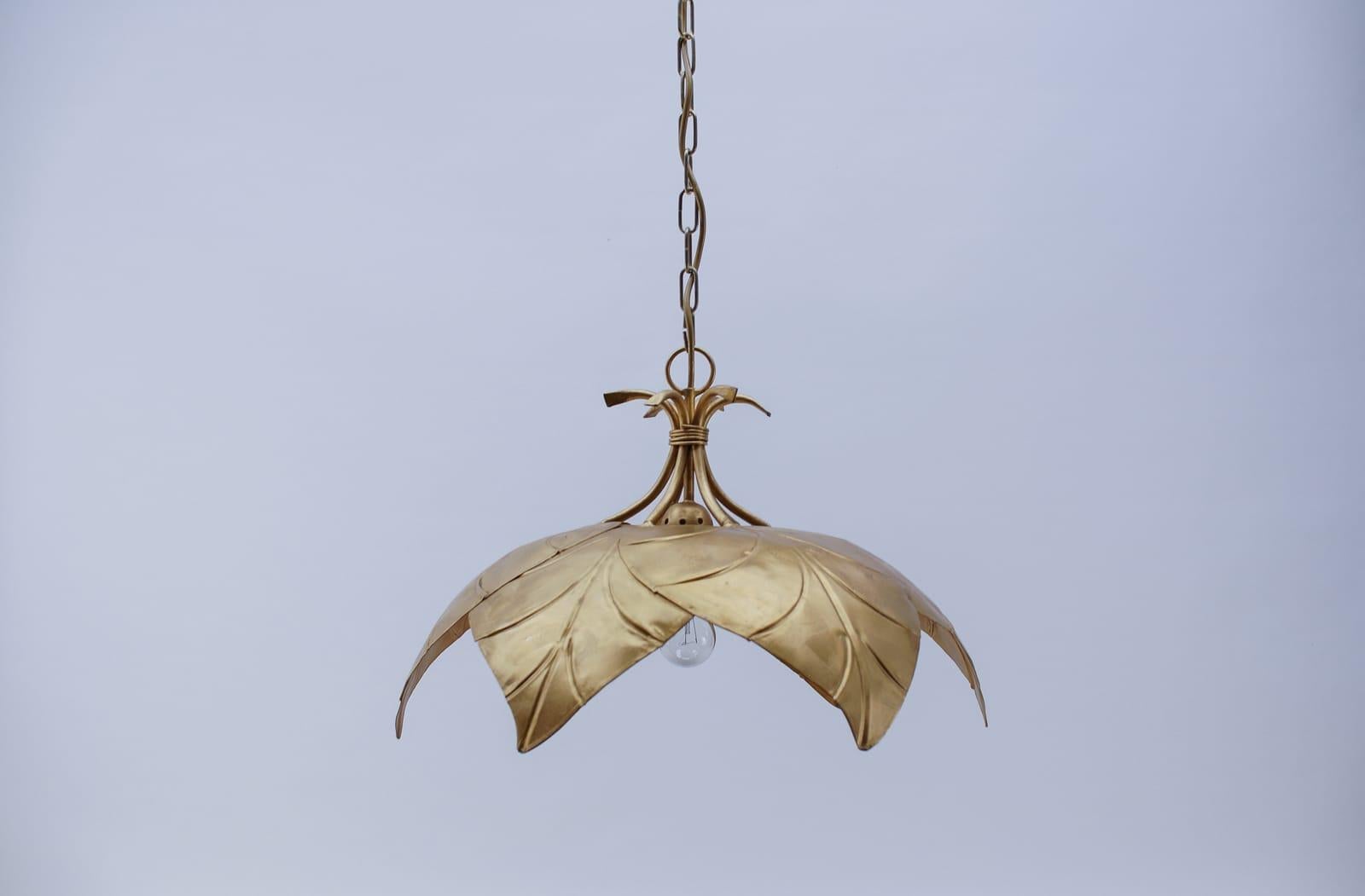 Splendida lampada a sospensione a foglie di metallo dorato in stile Hollywood Regency di Leola 1960 In condizioni buone in vendita a Nürnberg, Bayern