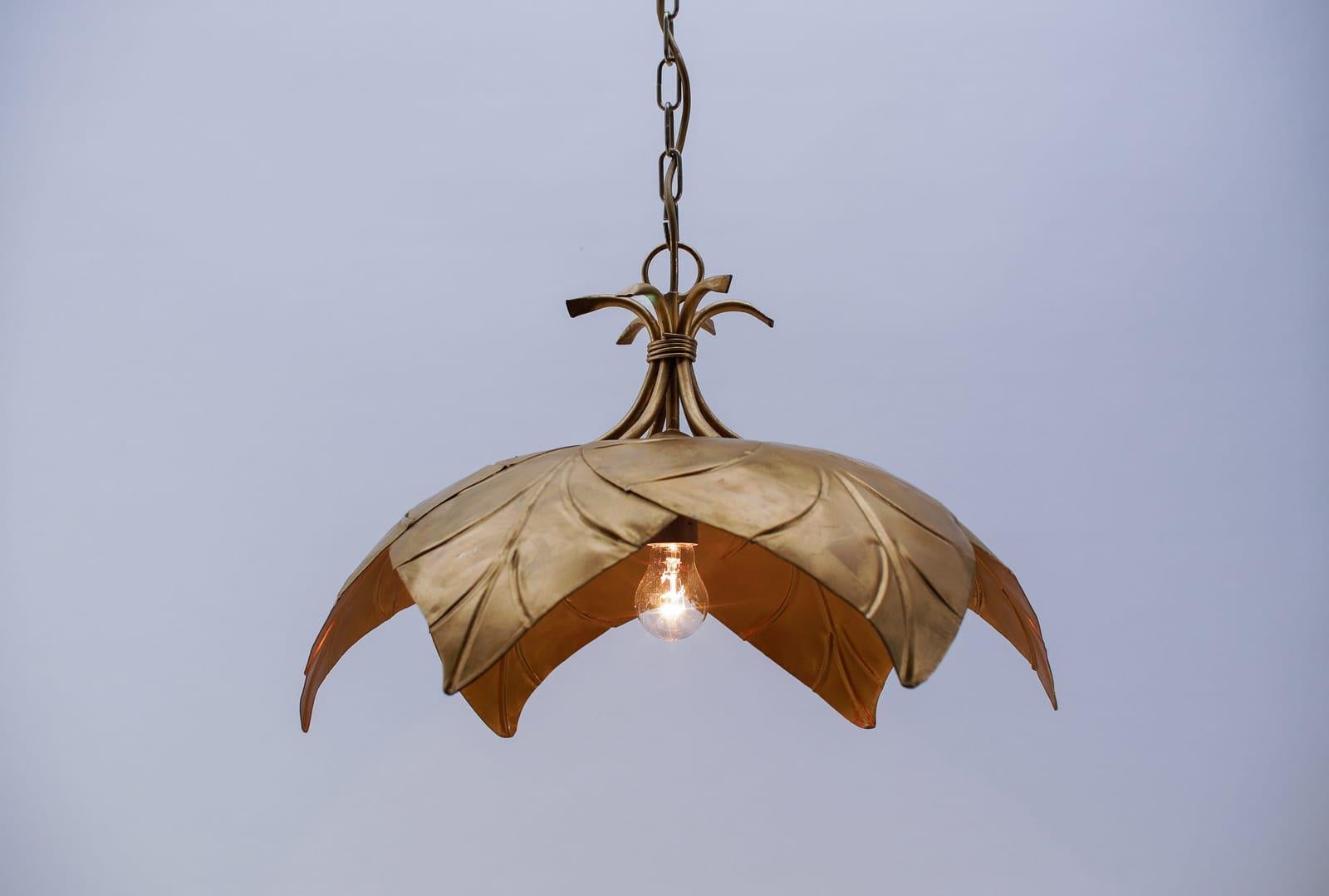 Metà XX secolo Splendida lampada a sospensione a foglie di metallo dorato in stile Hollywood Regency di Leola 1960 in vendita