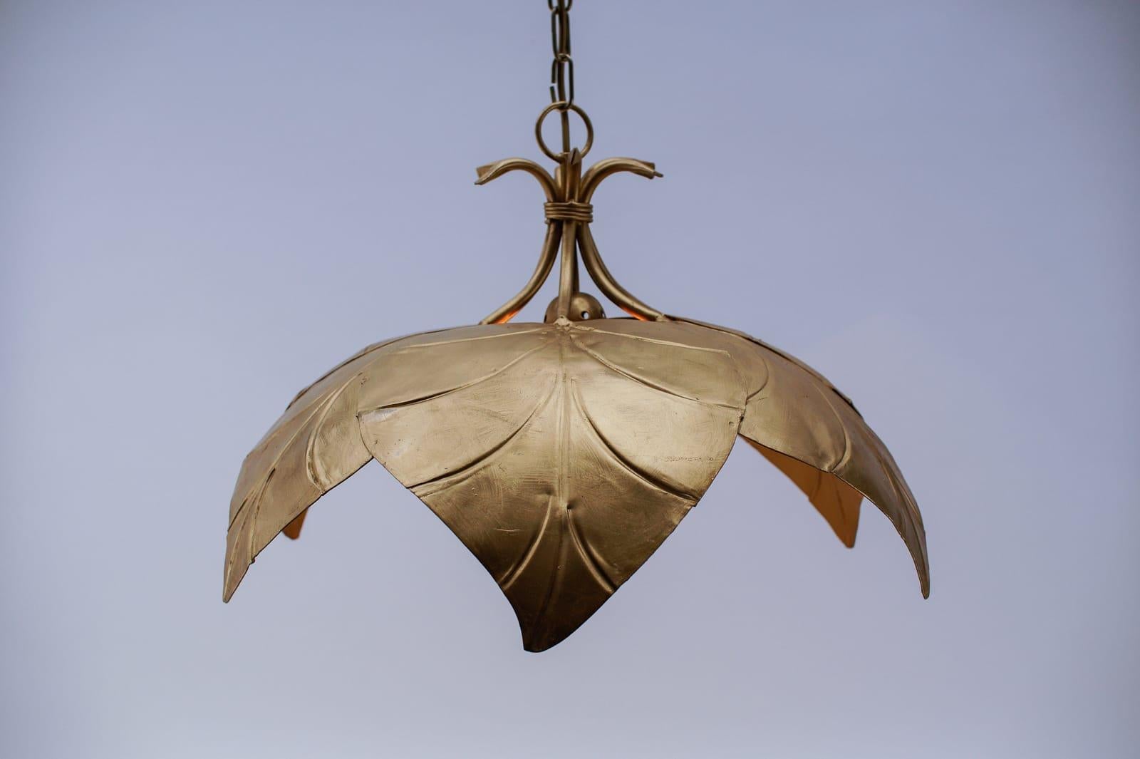Metallo Splendida lampada a sospensione a foglie di metallo dorato in stile Hollywood Regency di Leola 1960 in vendita