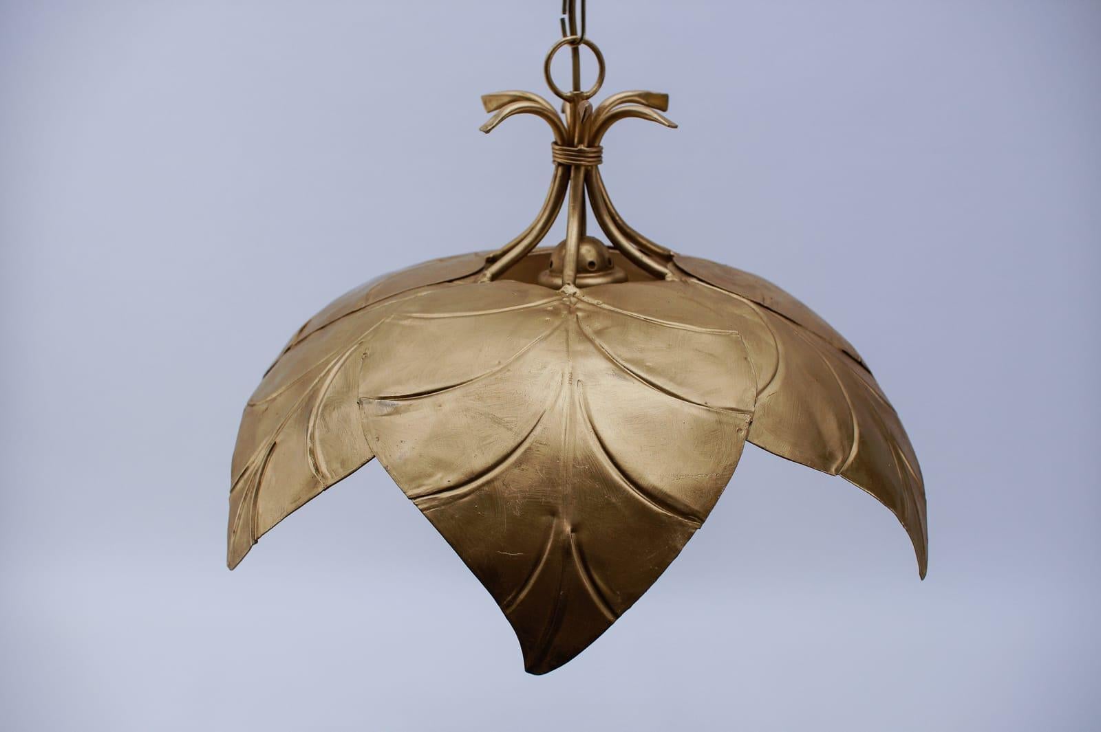 Splendida lampada a sospensione a foglie di metallo dorato in stile Hollywood Regency di Leola 1960 in vendita 1