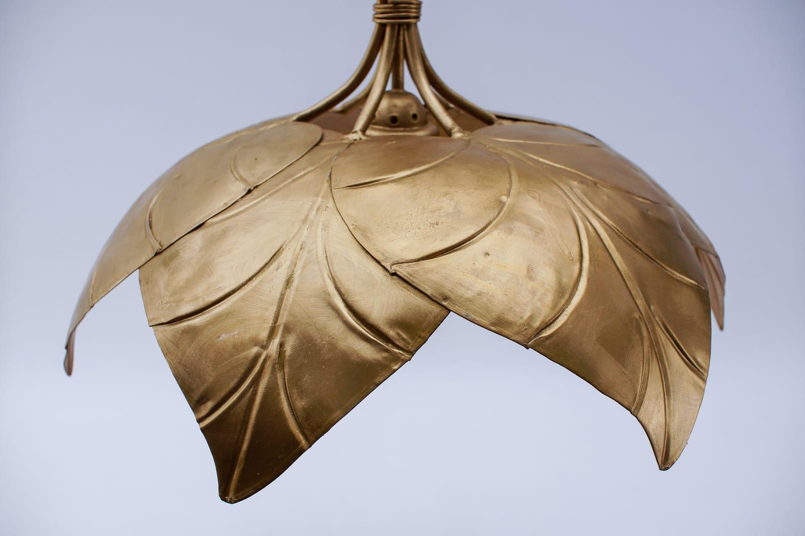 Splendida lampada a sospensione a foglie di metallo dorato in stile Hollywood Regency di Leola 1960 in vendita 2