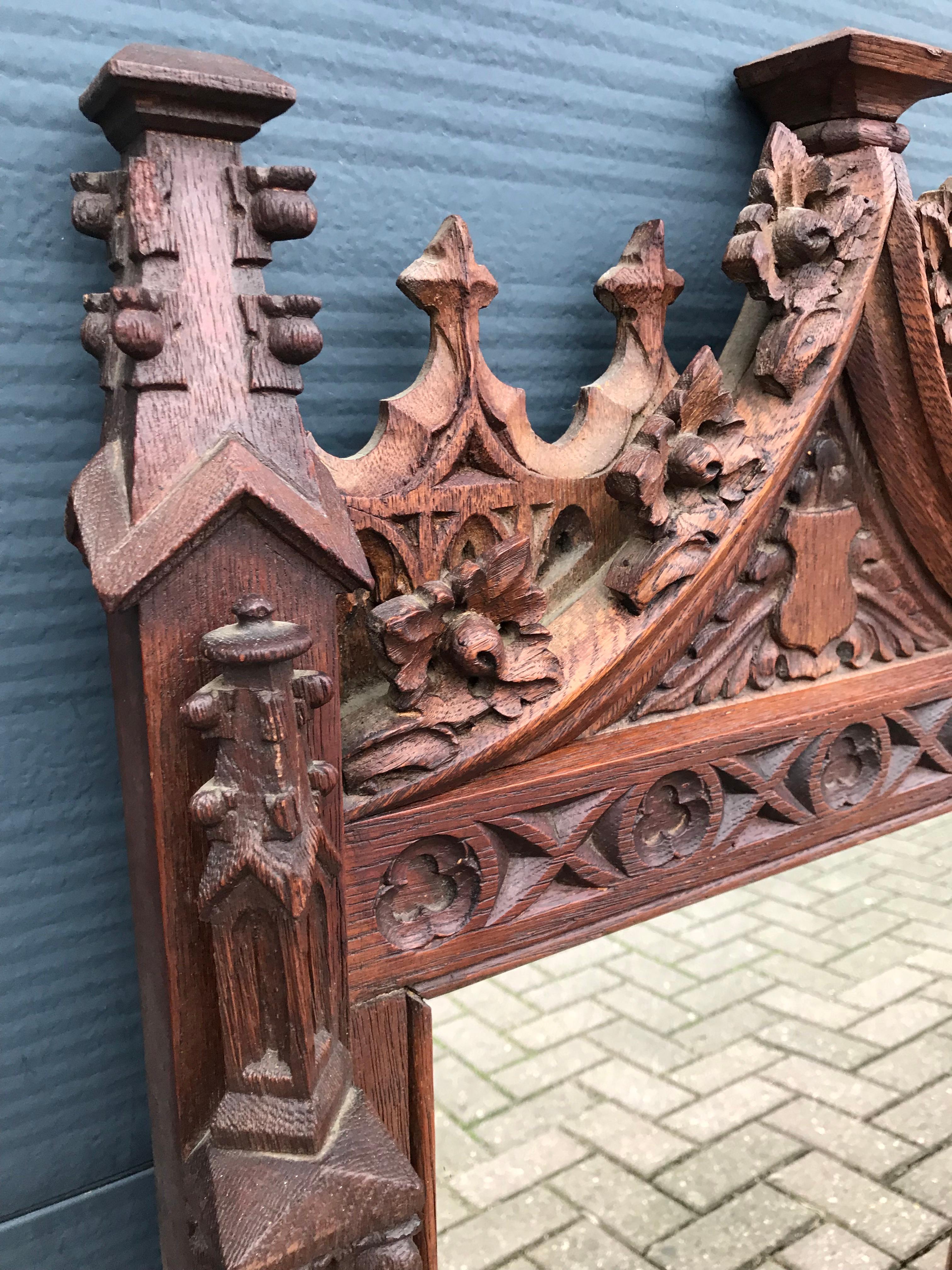 Stunning & Good Size 19th Century Hand Carved Oakwood Gothic Revival Wall Mirror In Good Condition In Lisse, NL