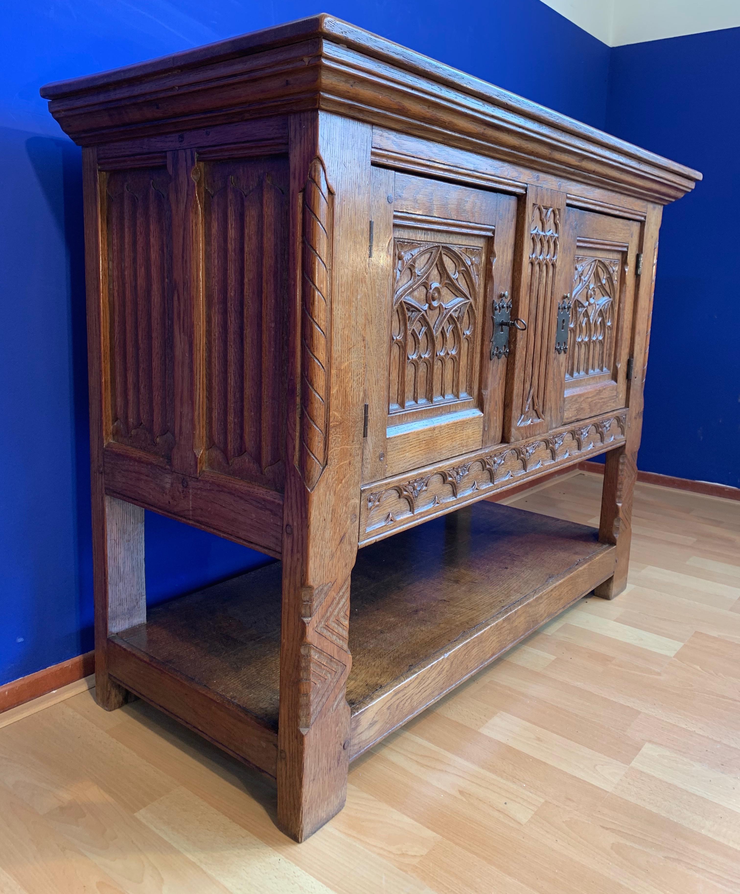 Early 20th century, solid tiger oak Gothic cabinet.

This beautifully and deeply carved tiger oak sideboard from the early 1900s is in very good condition. It comes with top quality carved details and you could not wish for a more attractive patina.