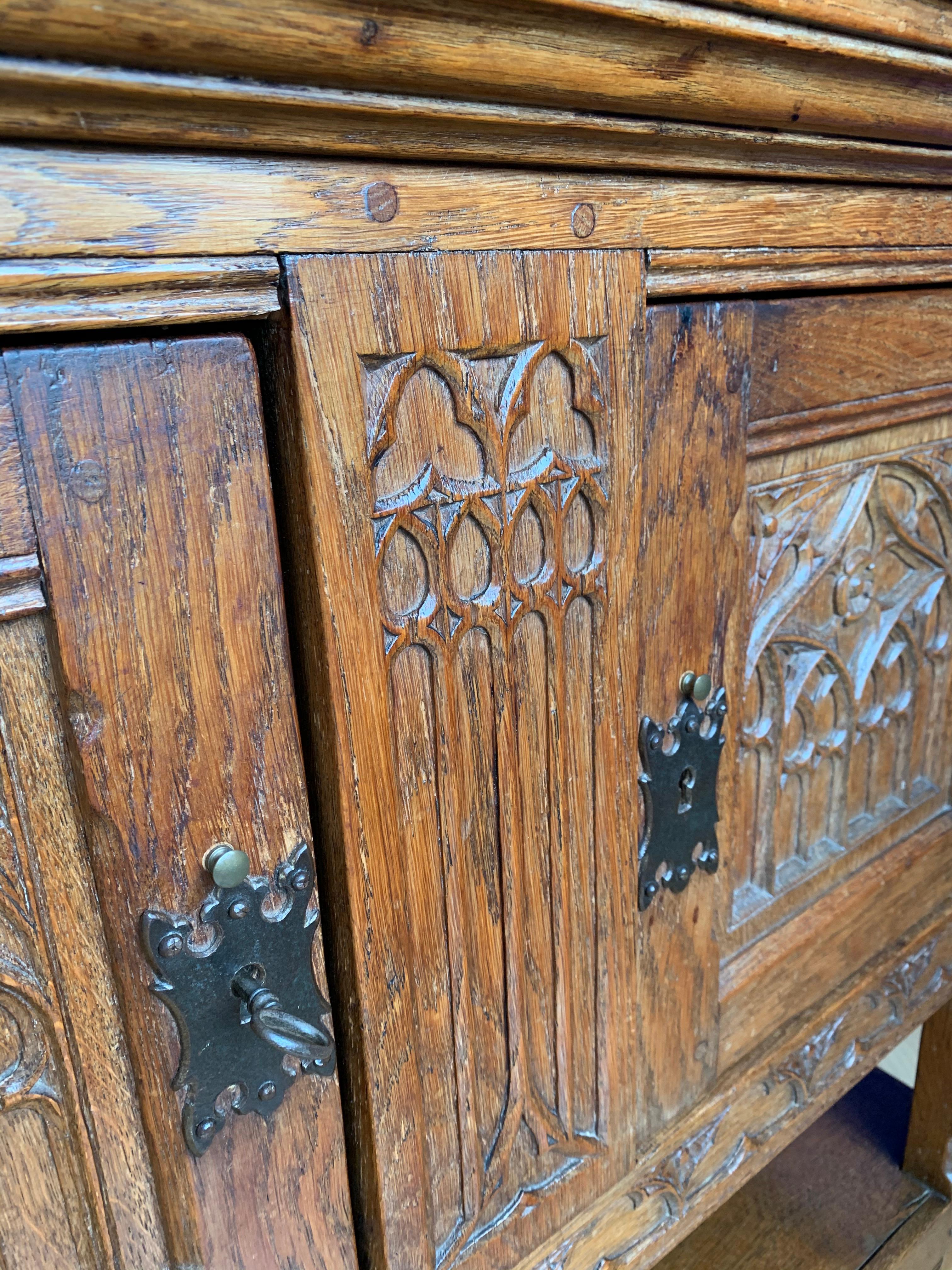 Stunning Gothic Revival Sideboard/Small Credenza with Hand Carved Church Windows In Good Condition In Lisse, NL