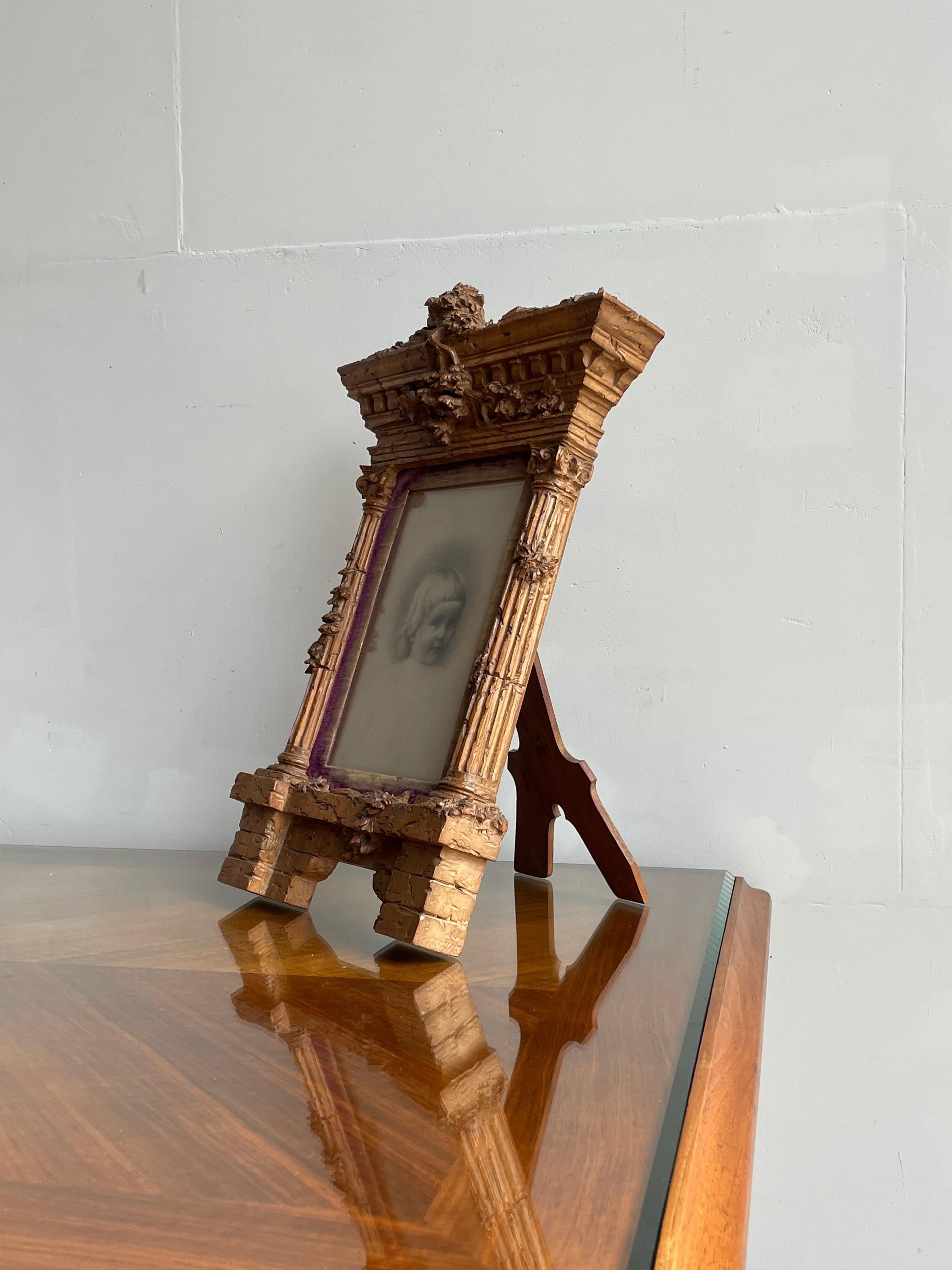 Superbe cadre photo de table Grand Tour en bois de noyer sculpté à la main, motif de ruine de temple en vente 6