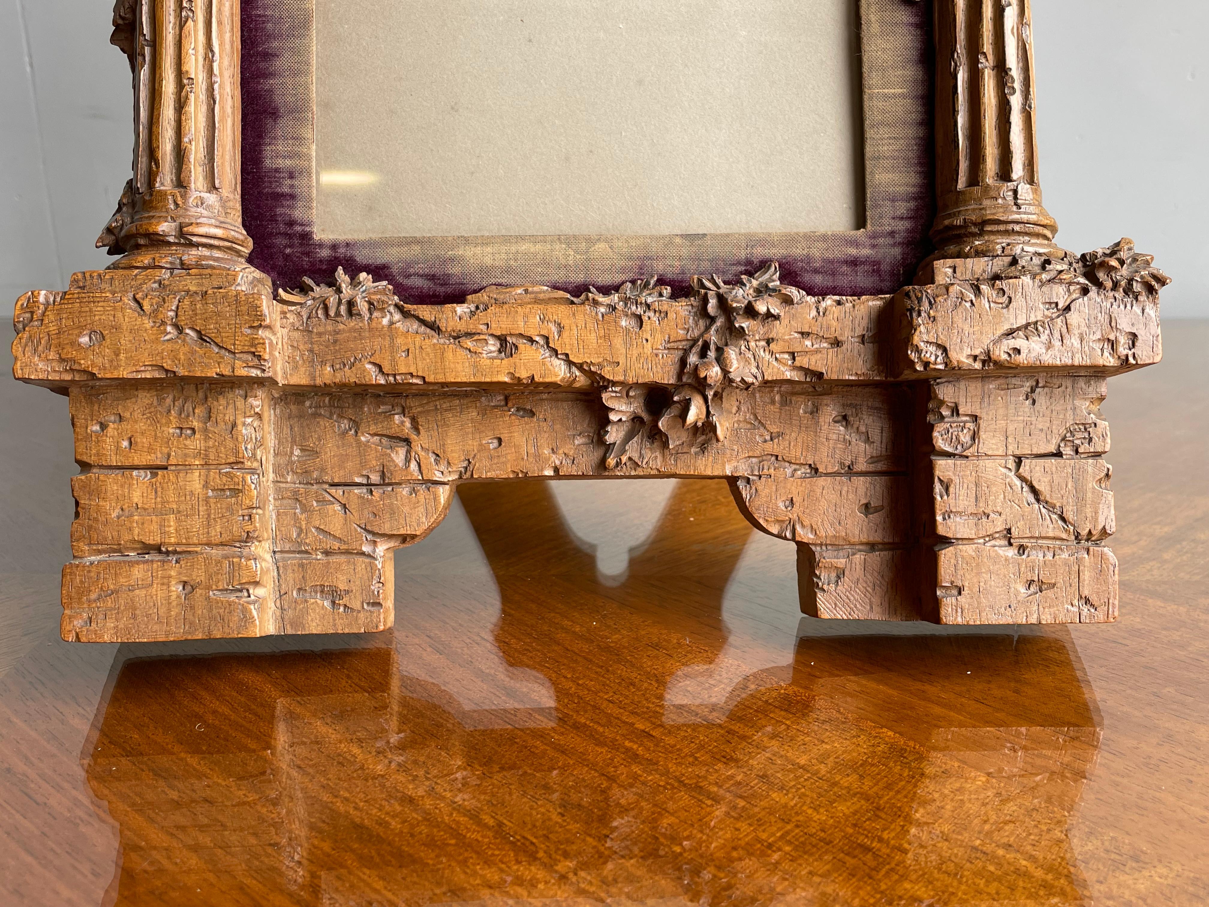 Superbe cadre photo de table Grand Tour en bois de noyer sculpté à la main, motif de ruine de temple en vente 10