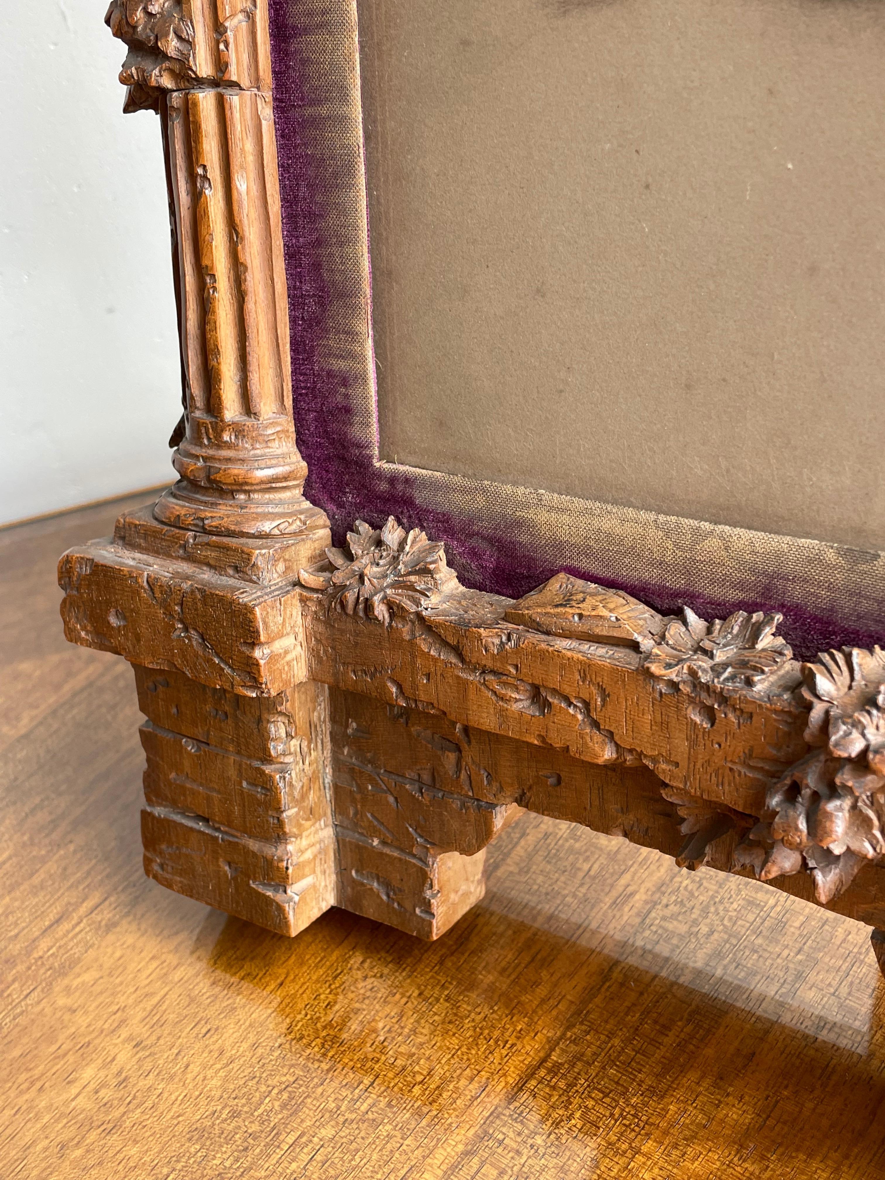 Superbe cadre photo de table Grand Tour en bois de noyer sculpté à la main, motif de ruine de temple en vente 11