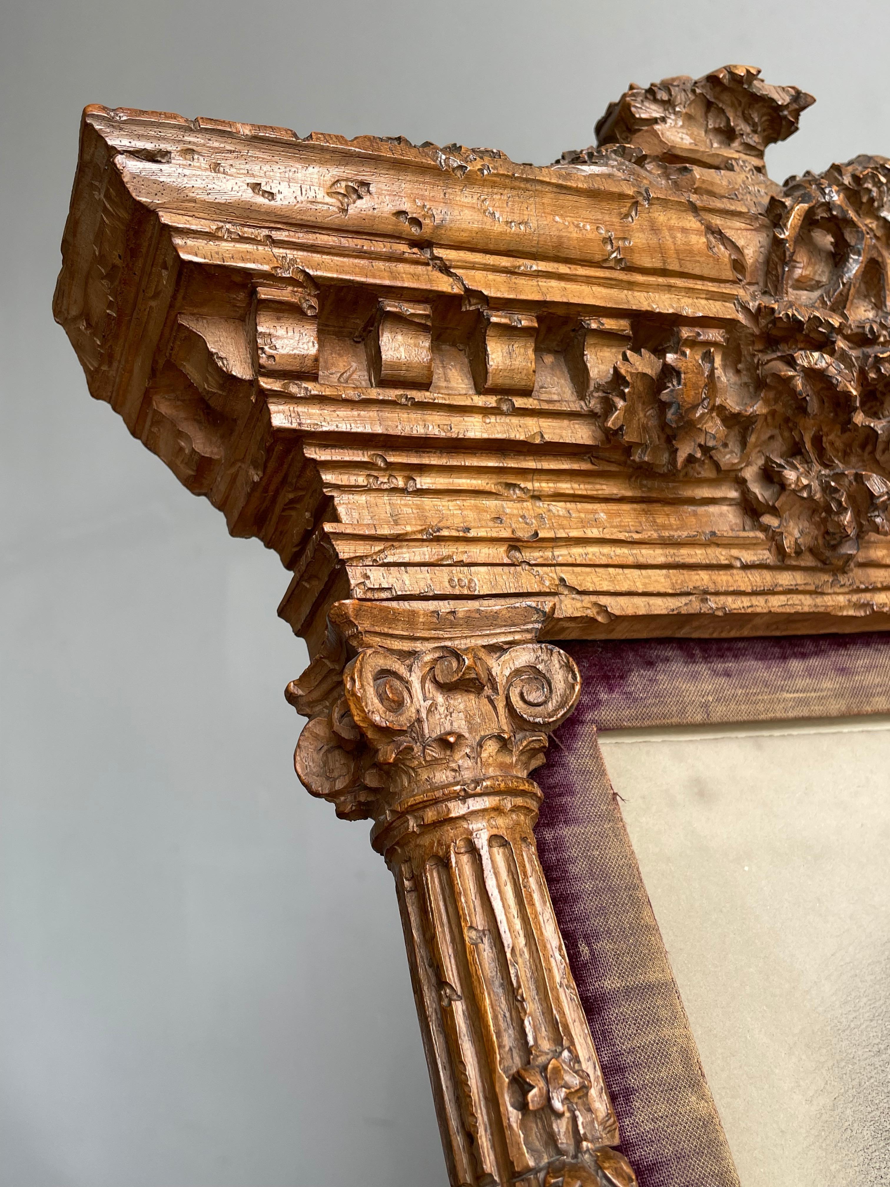 Européen Superbe cadre photo de table Grand Tour en bois de noyer sculpté à la main, motif de ruine de temple en vente