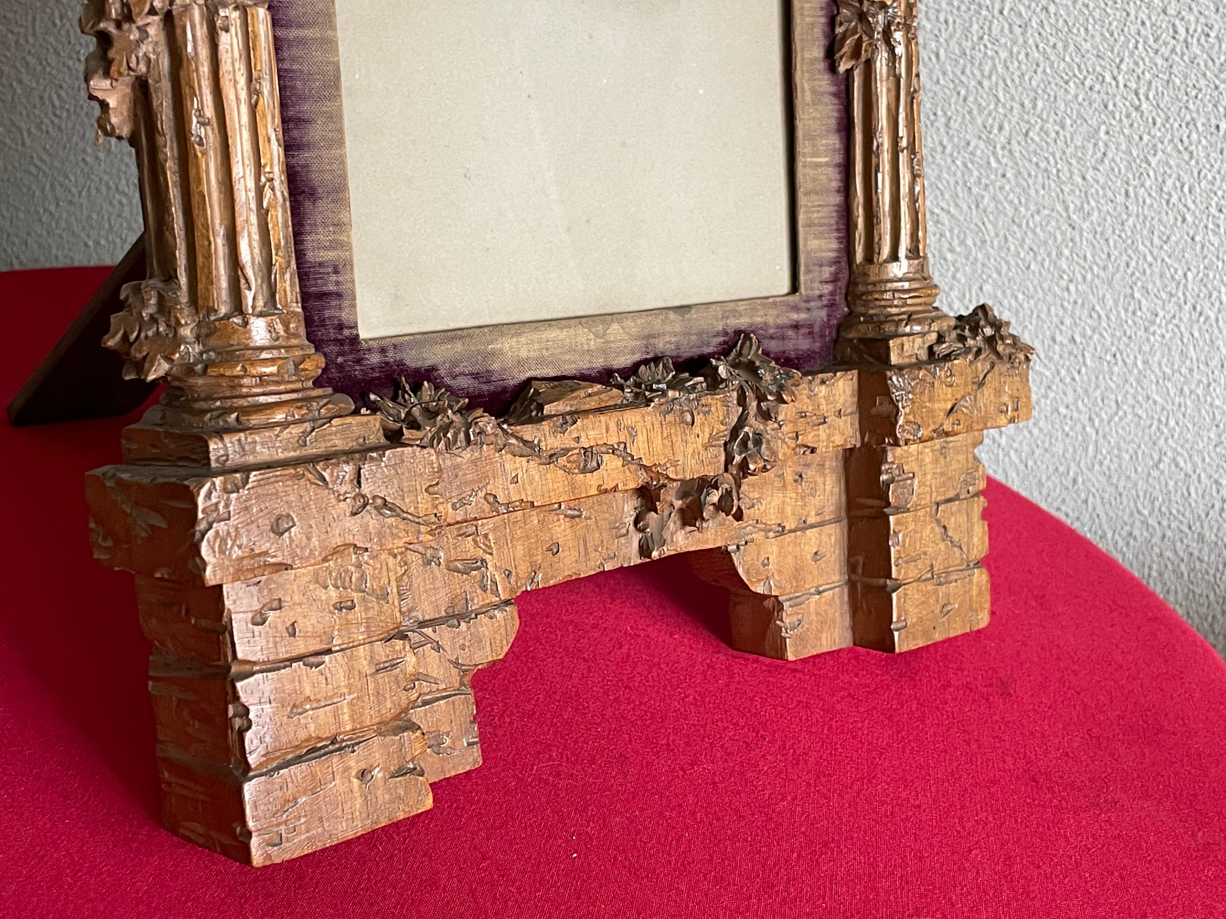 Sculpté à la main Superbe cadre photo de table Grand Tour en bois de noyer sculpté à la main, motif de ruine de temple en vente