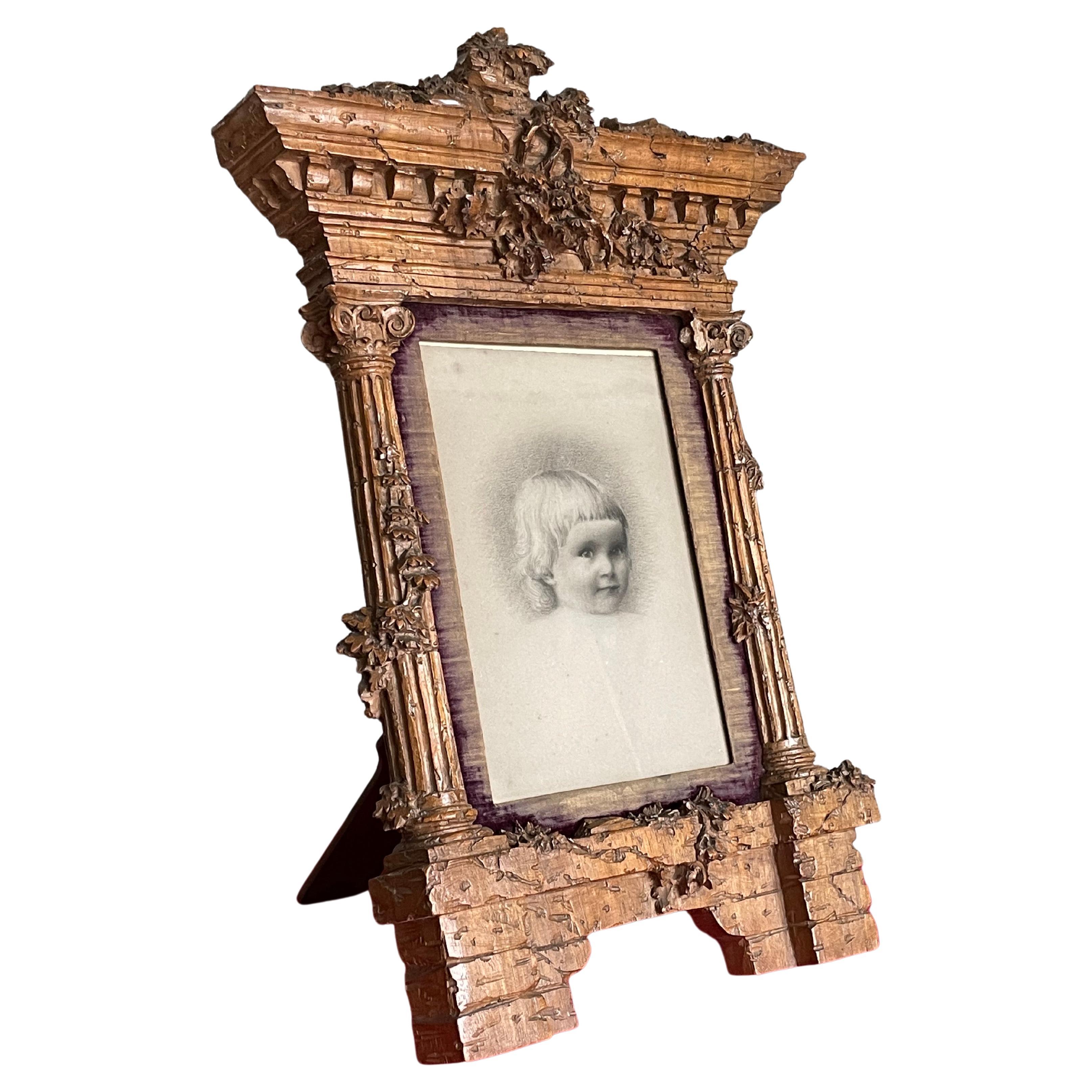 Superbe cadre photo de table Grand Tour en bois de noyer sculpté à la main, motif de ruine de temple