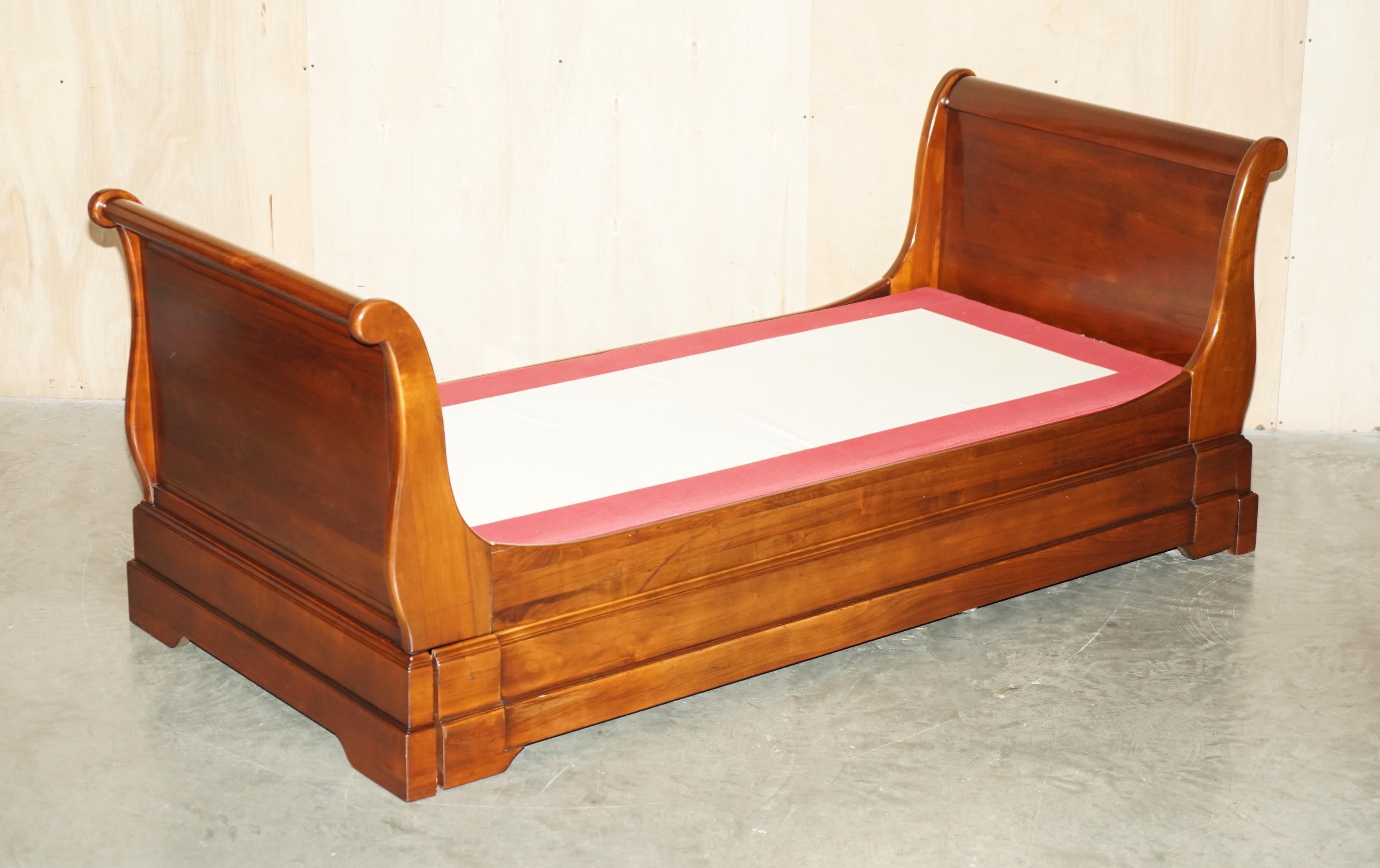 Royal House Antiques

Royal House Antiques ist erfreut, zum Verkauf schöne Vintage Grange Paris Trundle Sleigh Bettgestell in Kirschholz bieten

Bitte beachten Sie die Liefergebühr aufgeführt ist nur ein Leitfaden, es deckt innerhalb der M25 nur für
