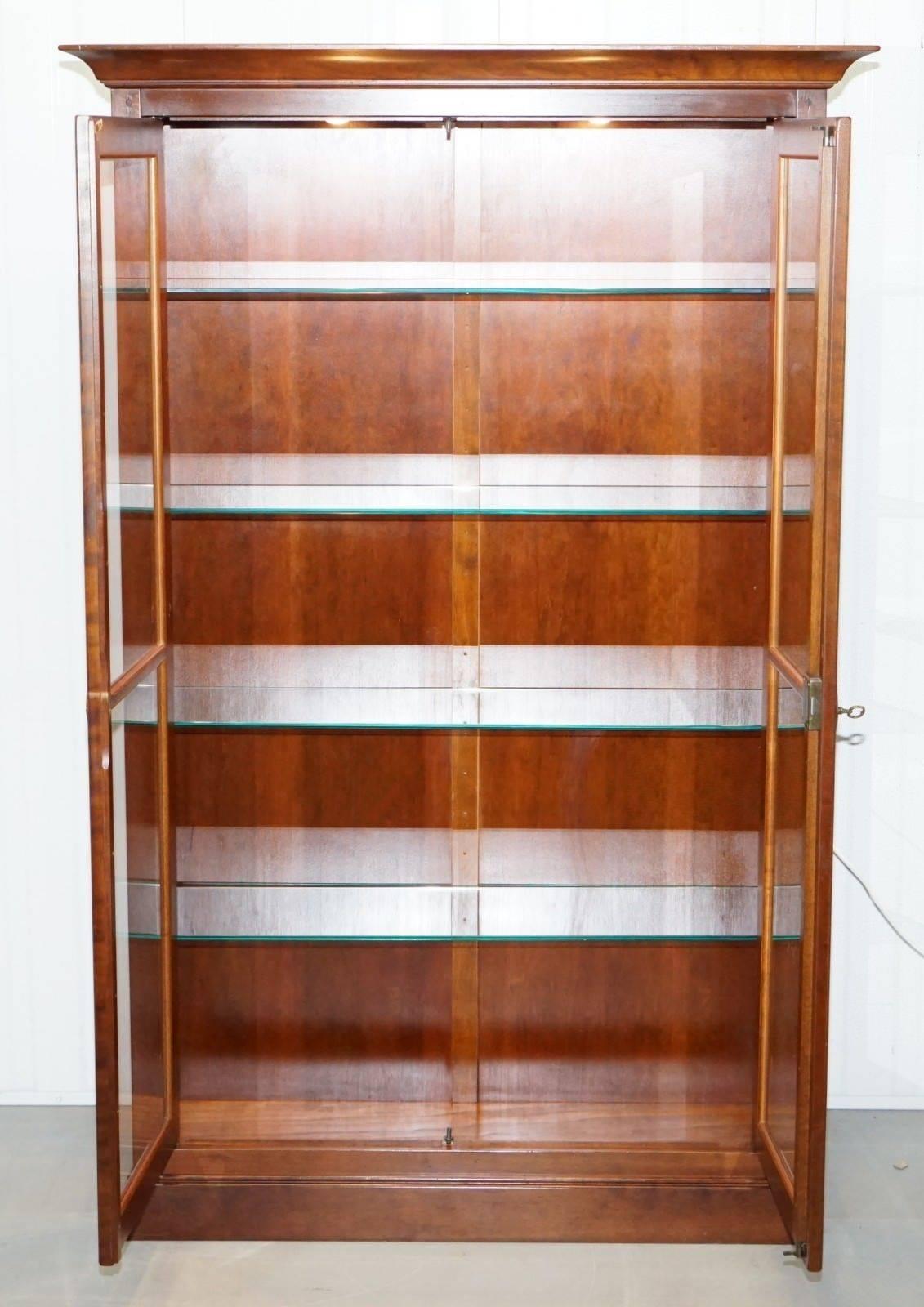 Superbe vitrine en bois de cerisier massif de Grange avec bibliothèque lumineuse 2