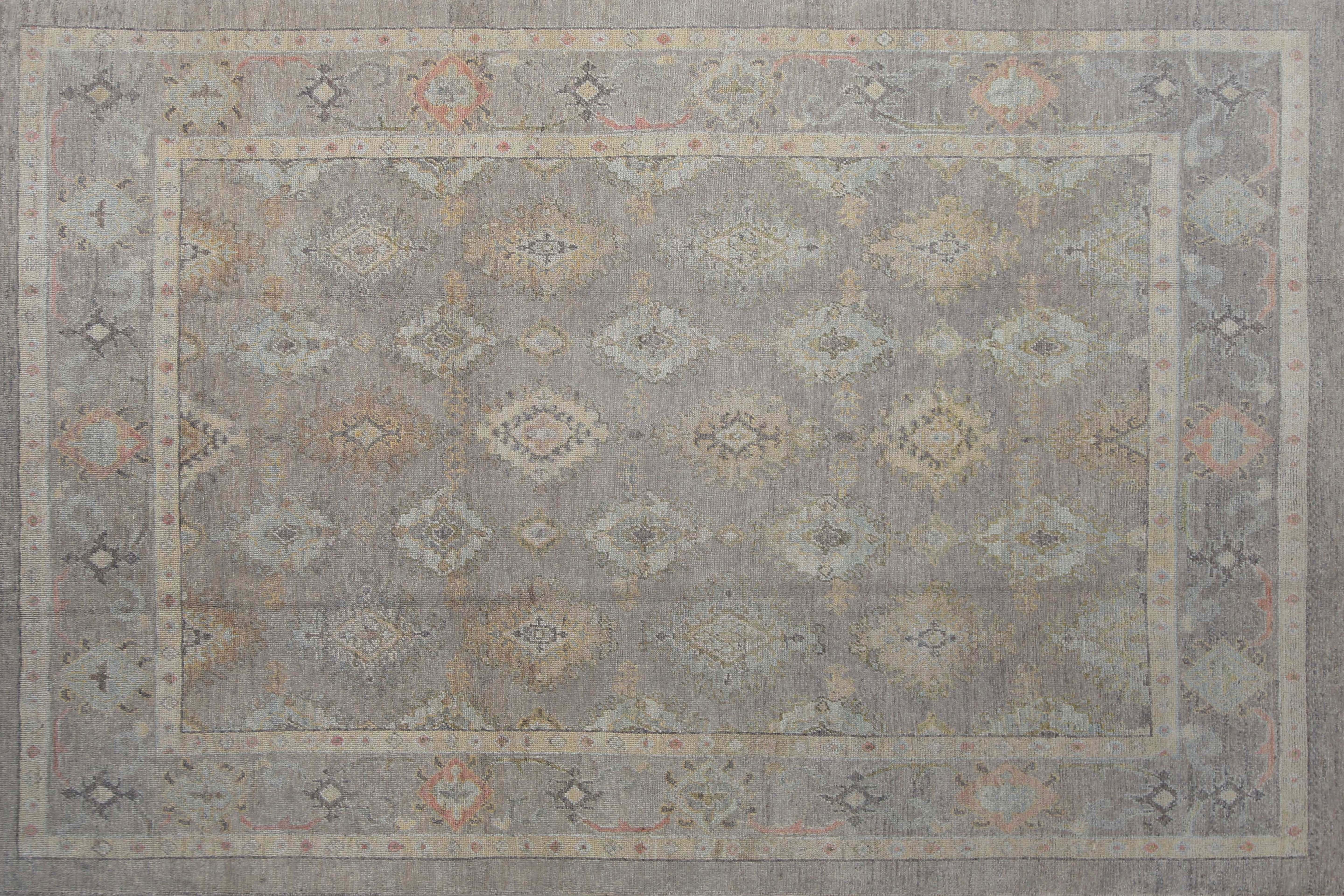 Wir präsentieren den atemberaubenden türkischen Oushak-Teppich im Format 8'5'' x 12'9'' mit einem schönen grauen Hintergrund und leichten Knalleffekten in gedeckten Farben wie Himmelblau, Orange und Gelb. Dieser Teppich ist ideal, um jedem Raum