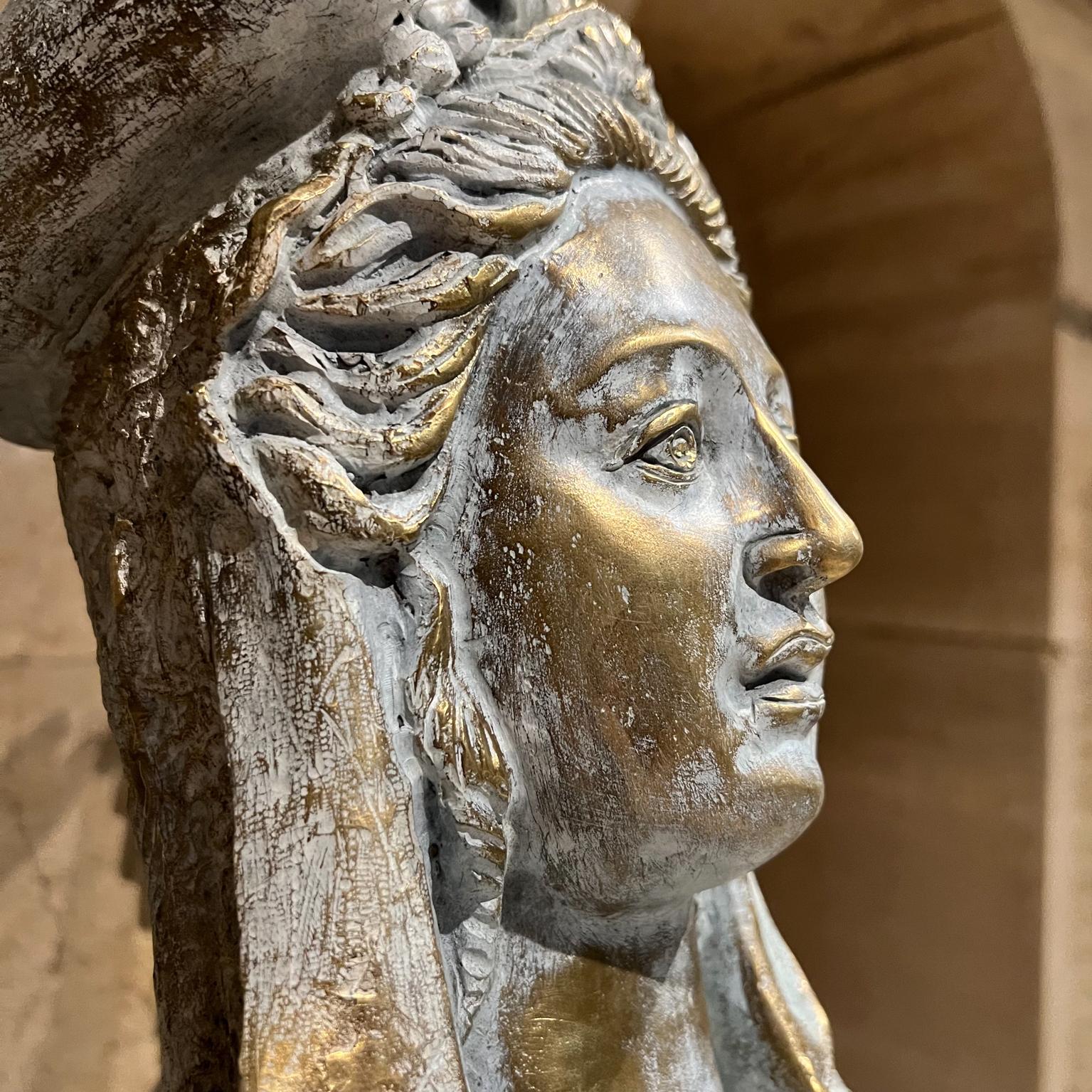 Atemberaubende griechische Sphinx weiße Skulptur weiblich Bronze geschmiedet Stahl im Angebot 6