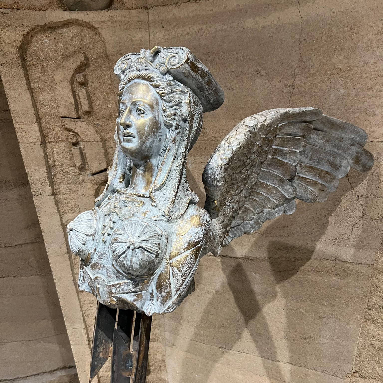 Atemberaubende griechische Sphinx weiße Skulptur weiblich Bronze geschmiedet Stahl (Moderne der Mitte des Jahrhunderts) im Angebot