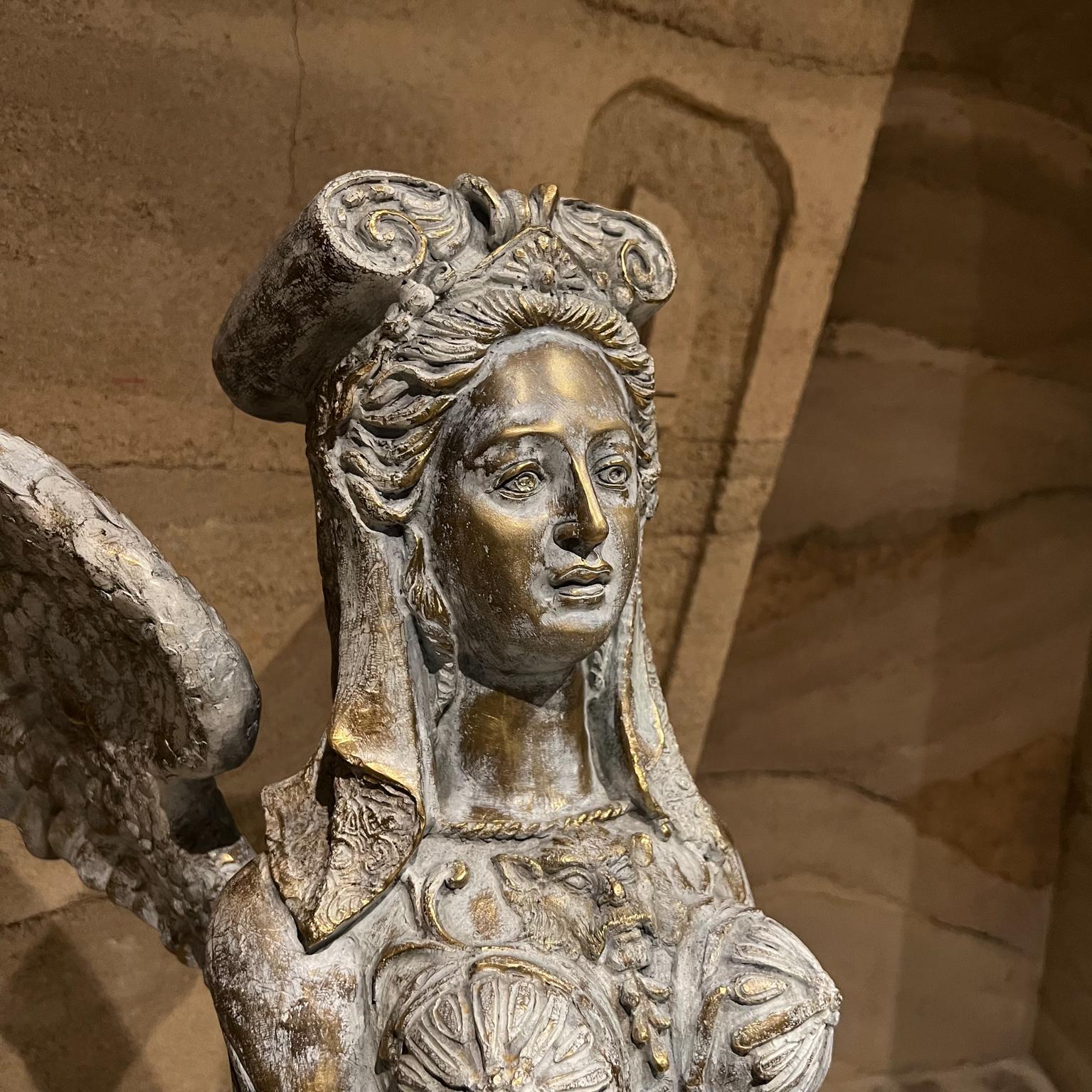 Atemberaubende griechische Sphinx weiße Skulptur weiblich Bronze geschmiedet Stahl (Ende des 20. Jahrhunderts) im Angebot