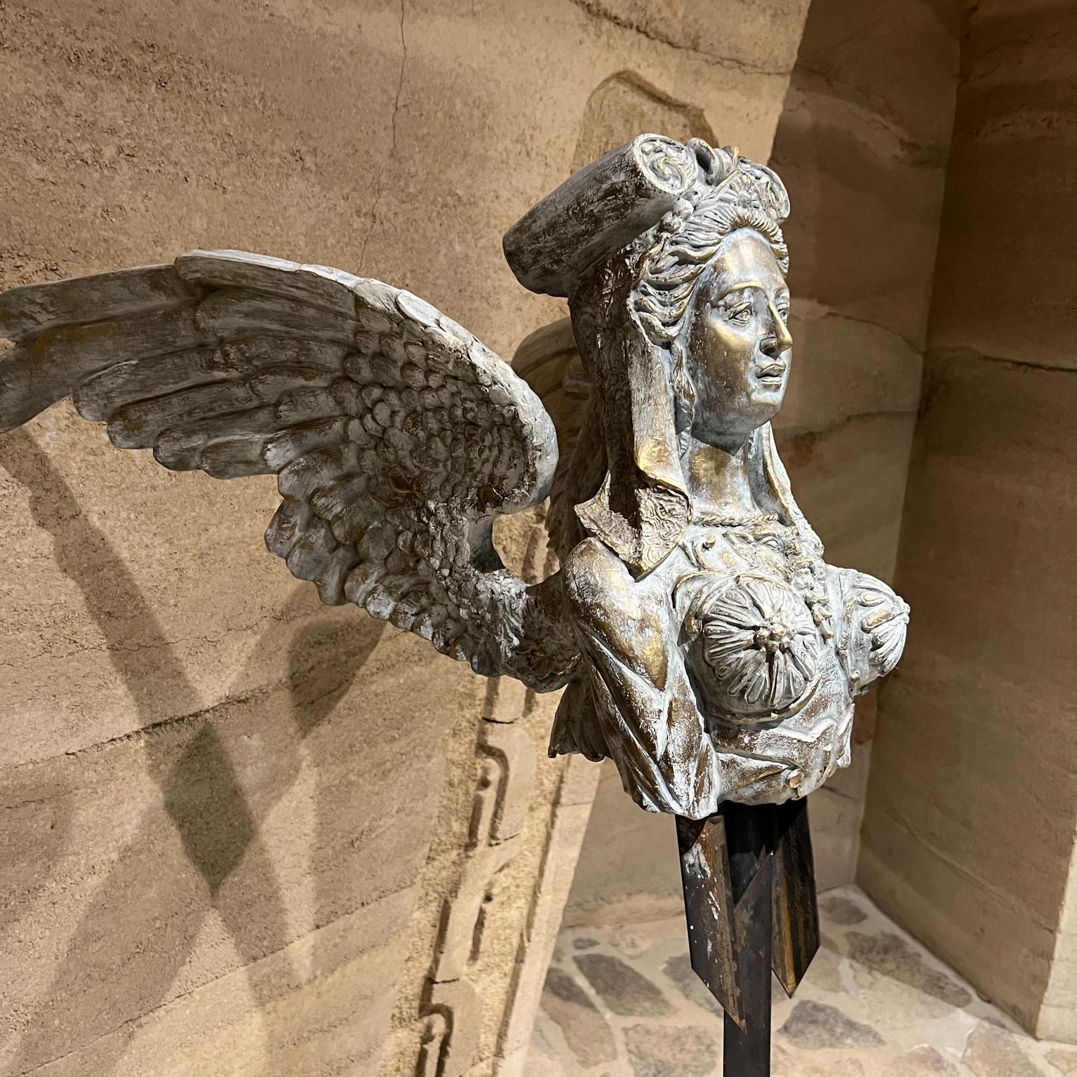 Atemberaubende griechische Sphinx weiße Skulptur weiblich Bronze geschmiedet Stahl im Angebot 1