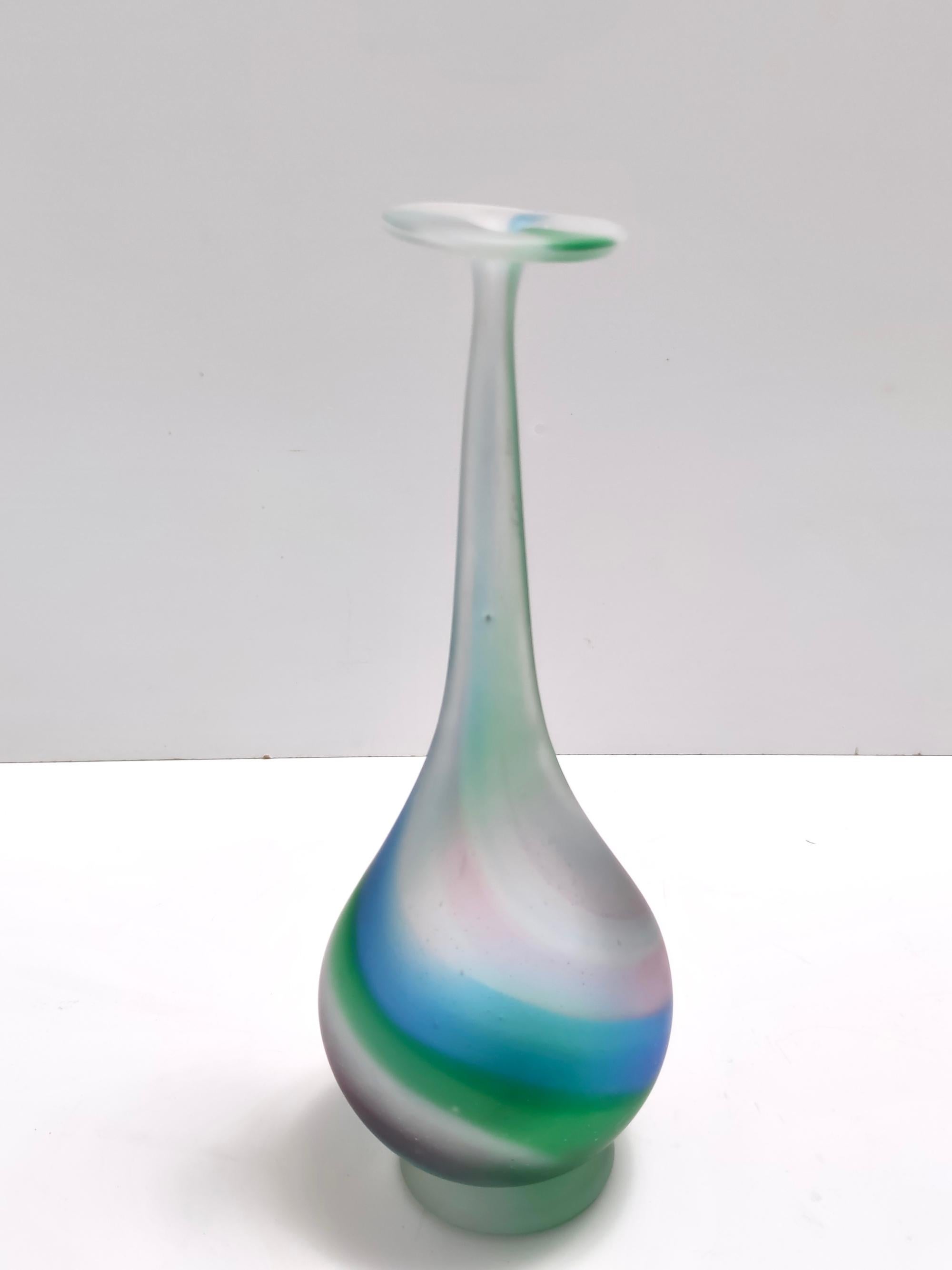 Atemberaubende Vase aus grünem, blauem und rosafarbenem geätztem Murano-Glas mit einer Blüte, Italien (Italienisch) im Angebot