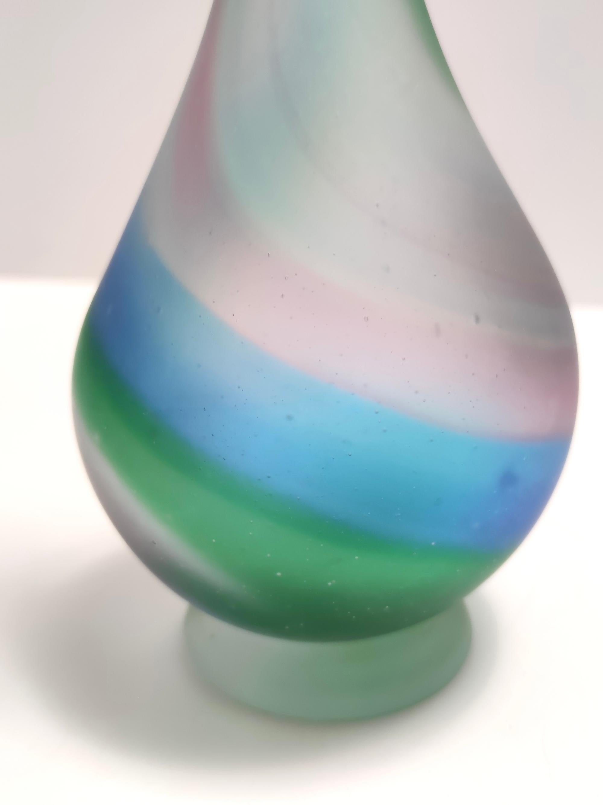 Atemberaubende Vase aus grünem, blauem und rosafarbenem geätztem Murano-Glas mit einer Blüte, Italien (Ende des 20. Jahrhunderts) im Angebot