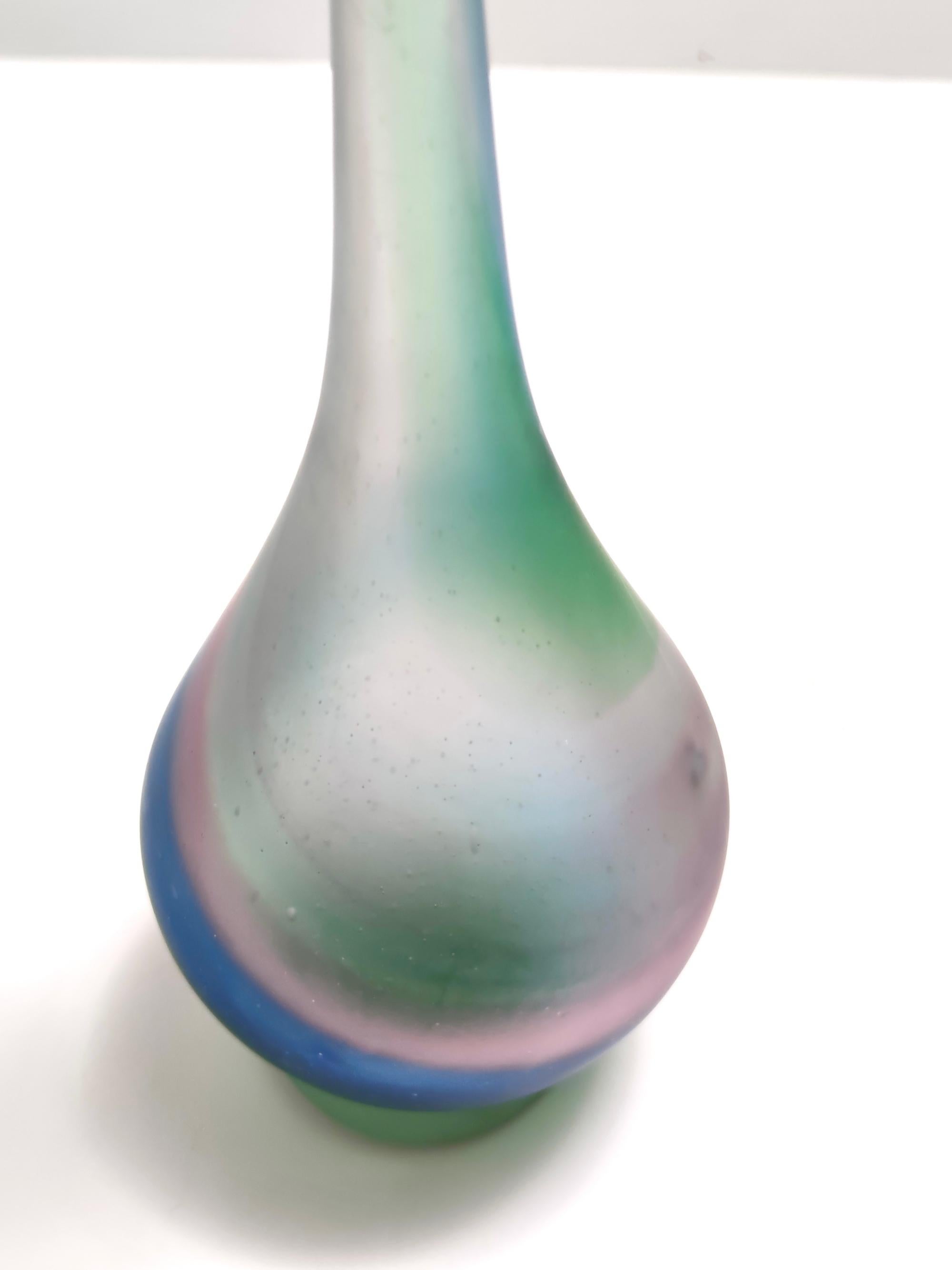 Atemberaubende Vase aus grünem, blauem und rosafarbenem geätztem Murano-Glas mit einer Blüte, Italien (Muranoglas) im Angebot
